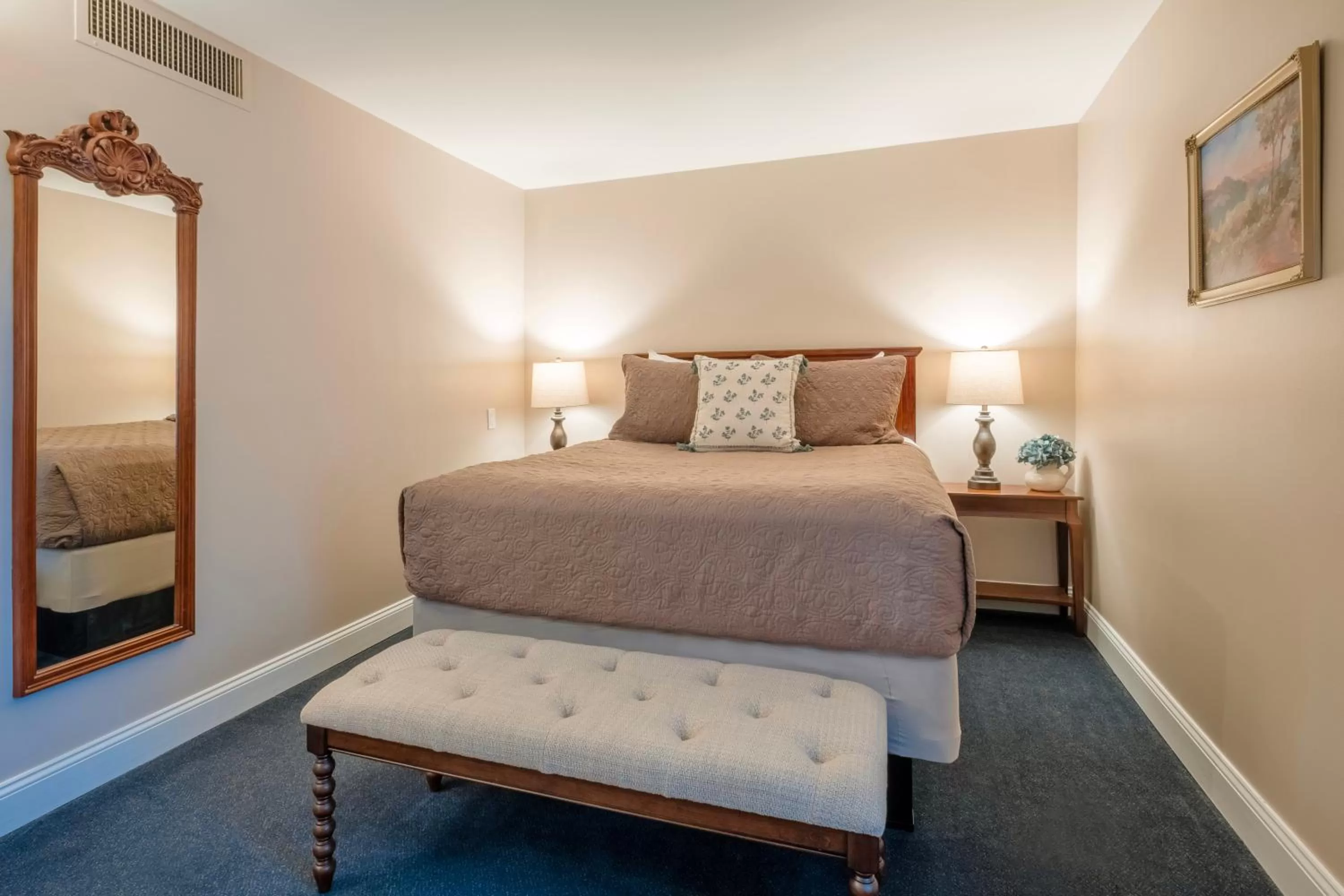 Bedroom, Bed in Red Coach Inn