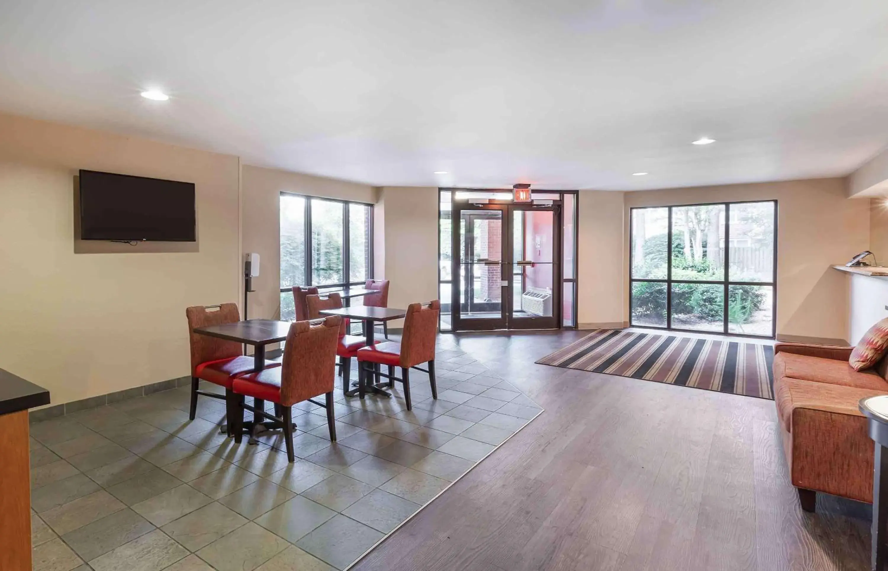 Lobby or reception, Dining Area in Extended Stay America Suites - Raleigh - Cary - Regency Parkway South