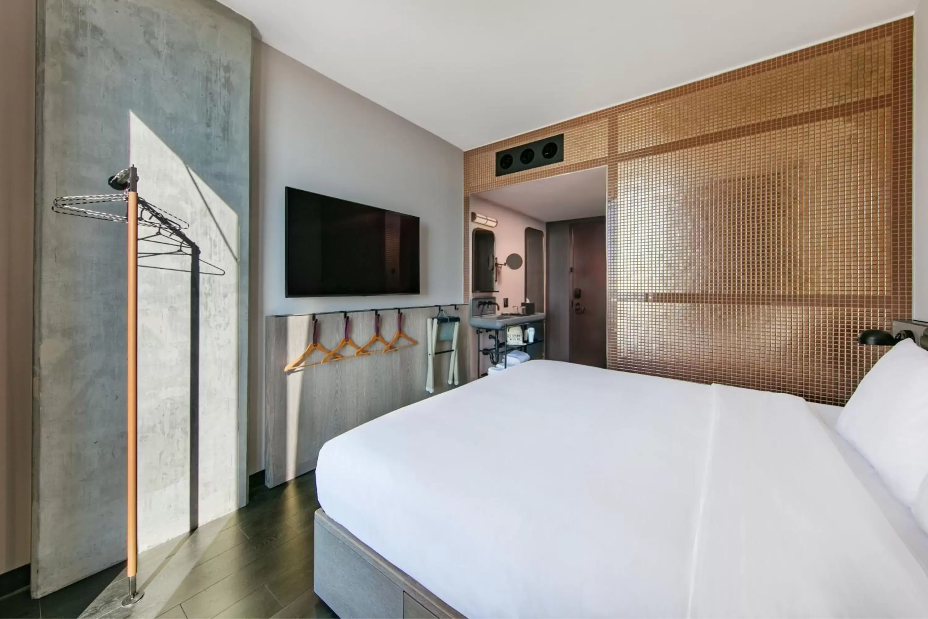 Bedroom, Bed in Moxy Downtown Los Angeles