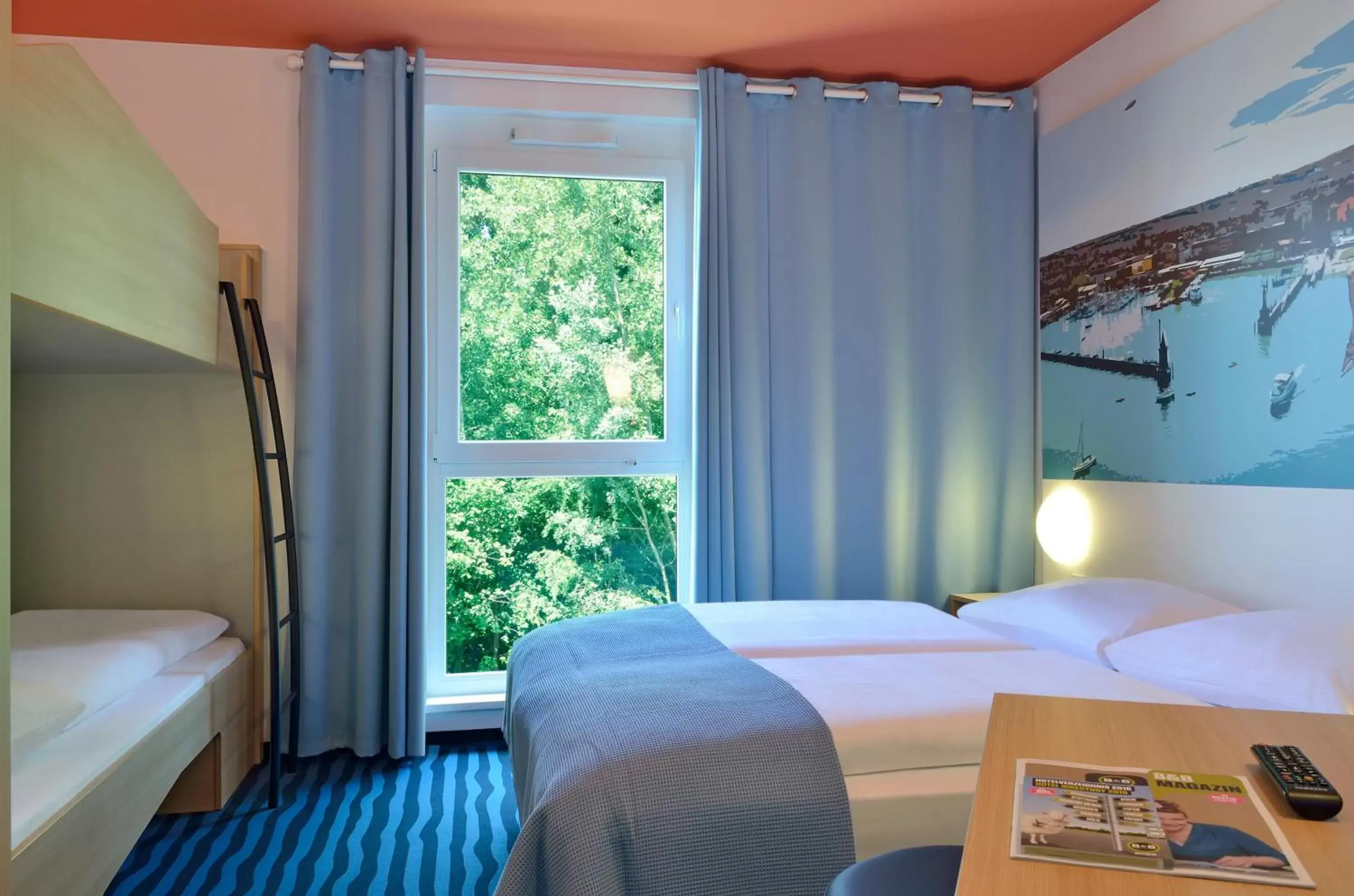 Photo of the whole room, Bed in B&B Hotel Konstanz