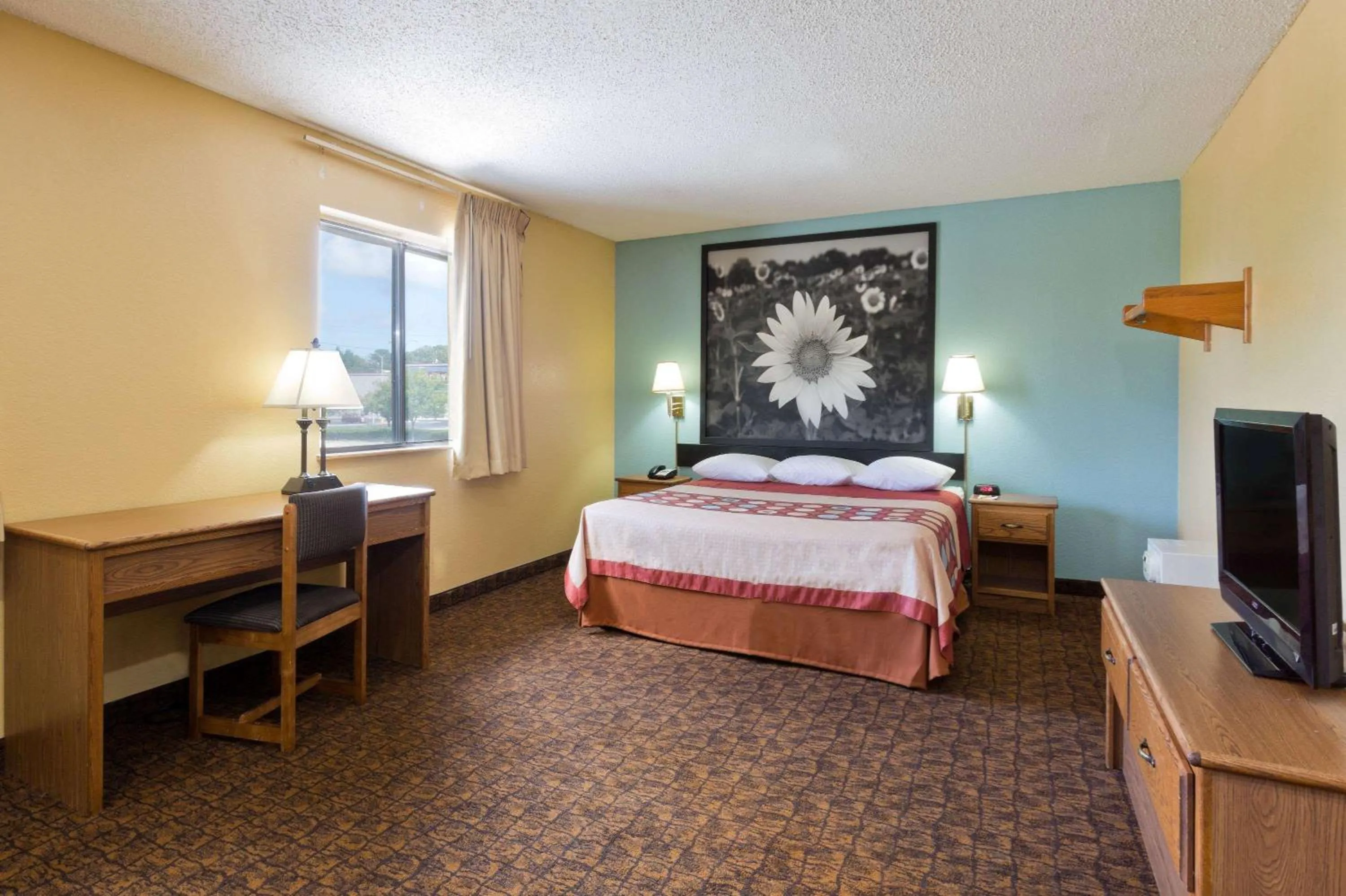 Photo of the whole room in Super 8 by Wyndham Lexington Park/California Area