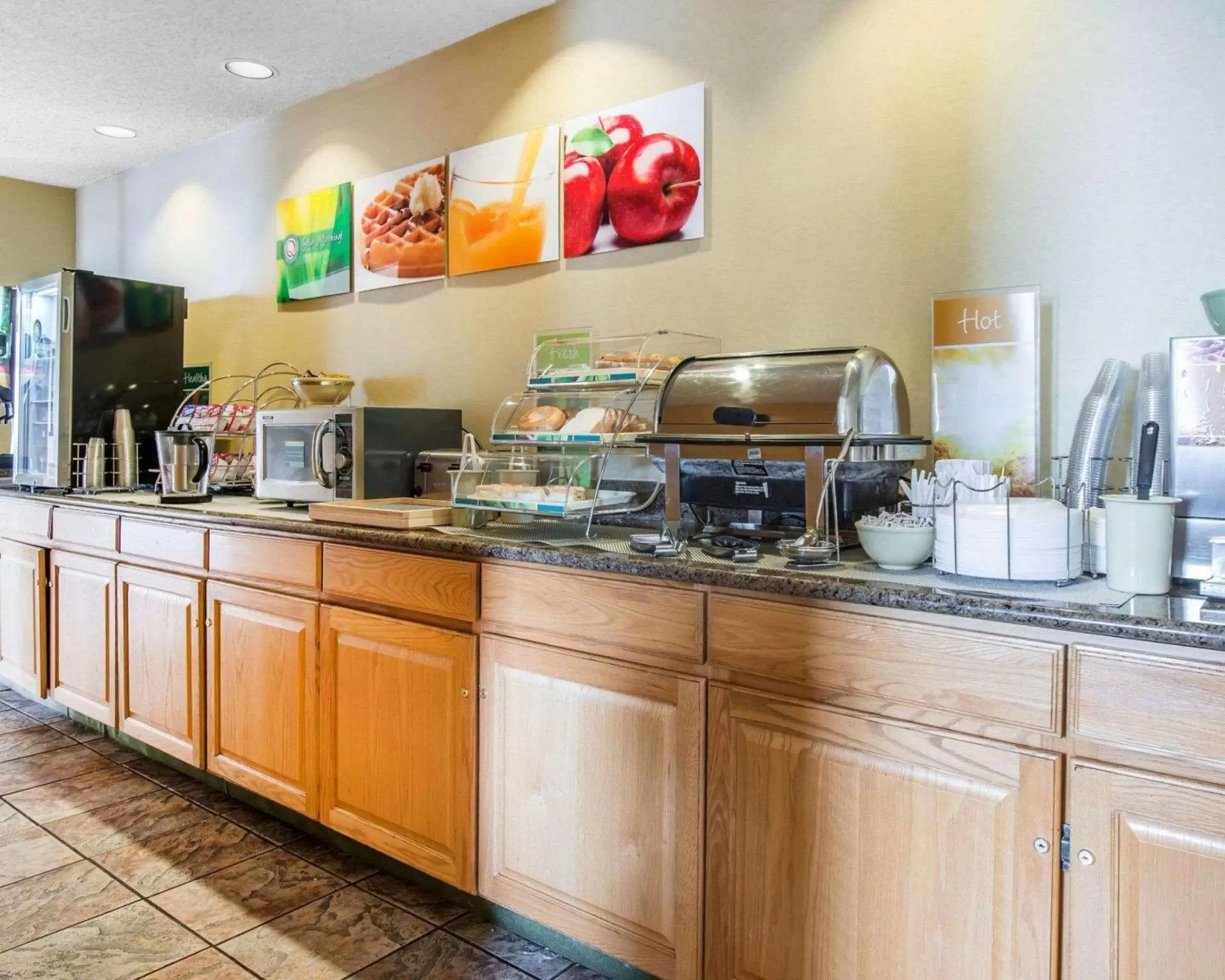 Restaurant/Places to Eat in Quality Inn Airport