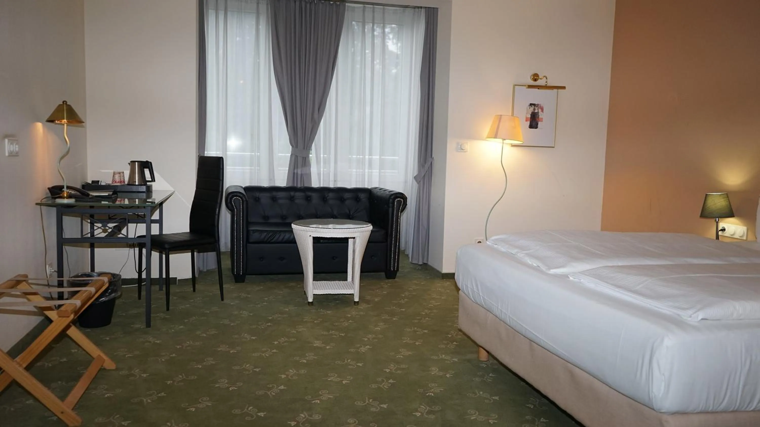 Photo of the whole room, Bed in Entrée Groß Borstel Garni Hotel