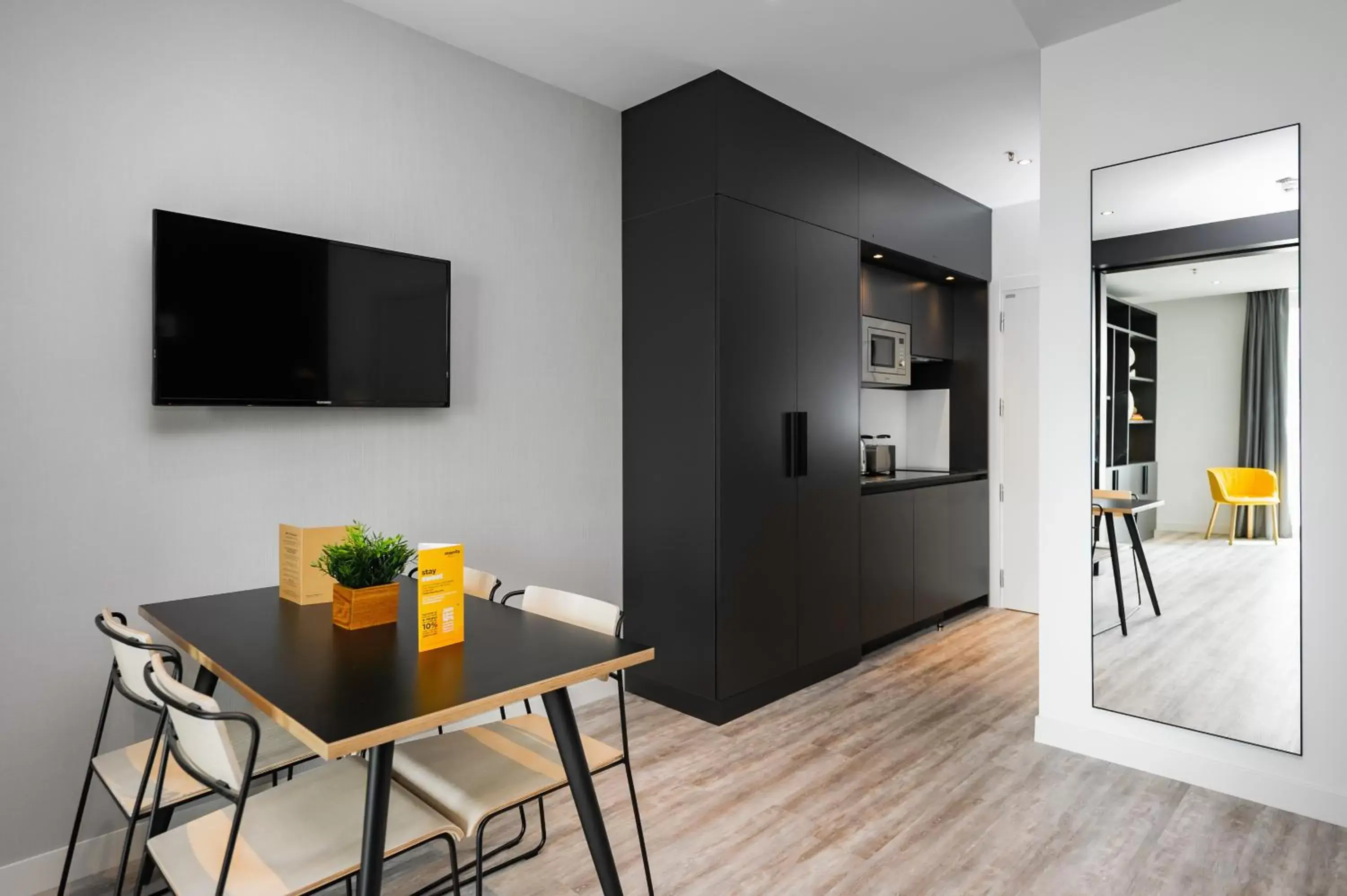 Kitchen or kitchenette, Dining Area in Staycity Aparthotels Venice Mestre