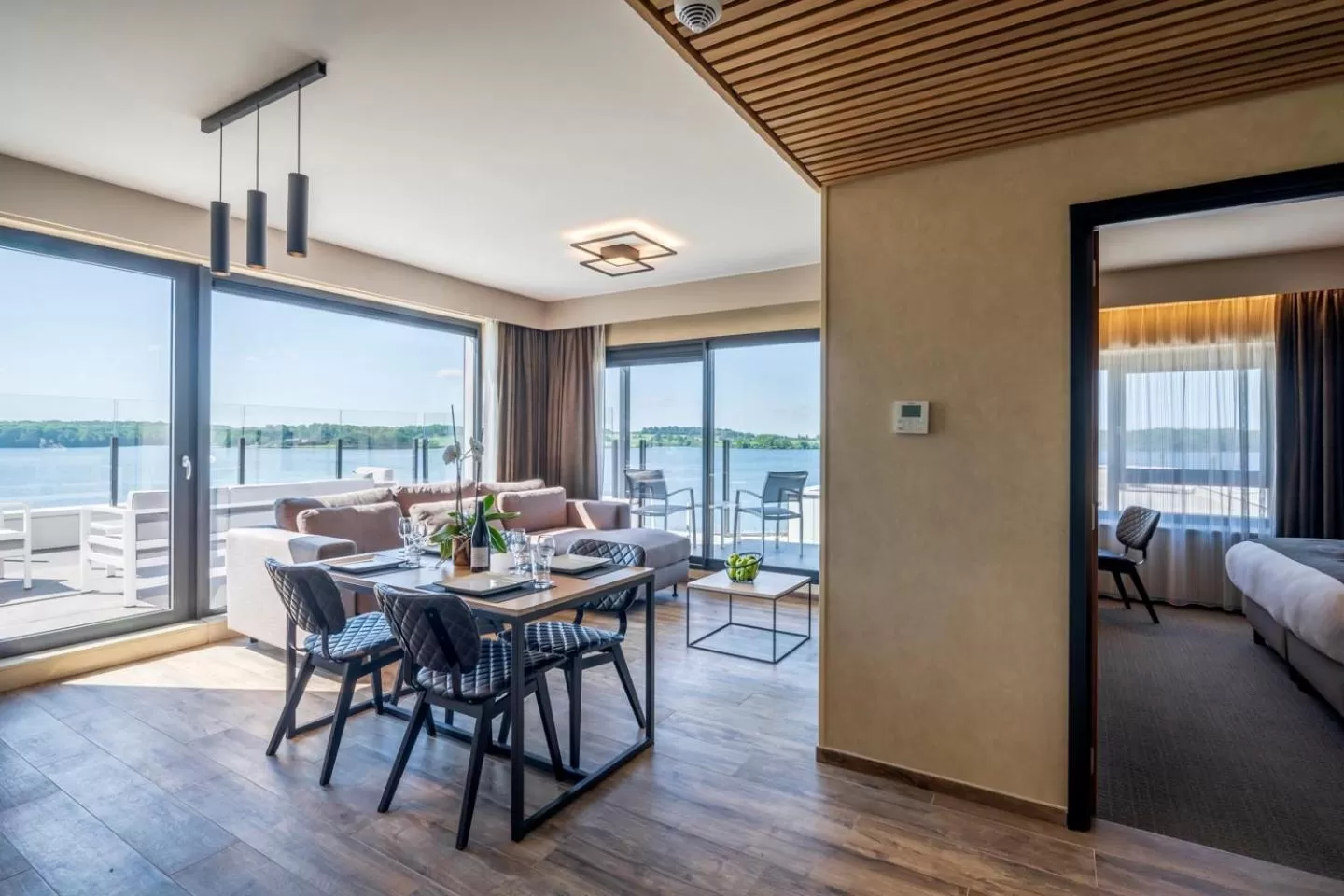 Dining area, Bed in Golden Lakes Hotel