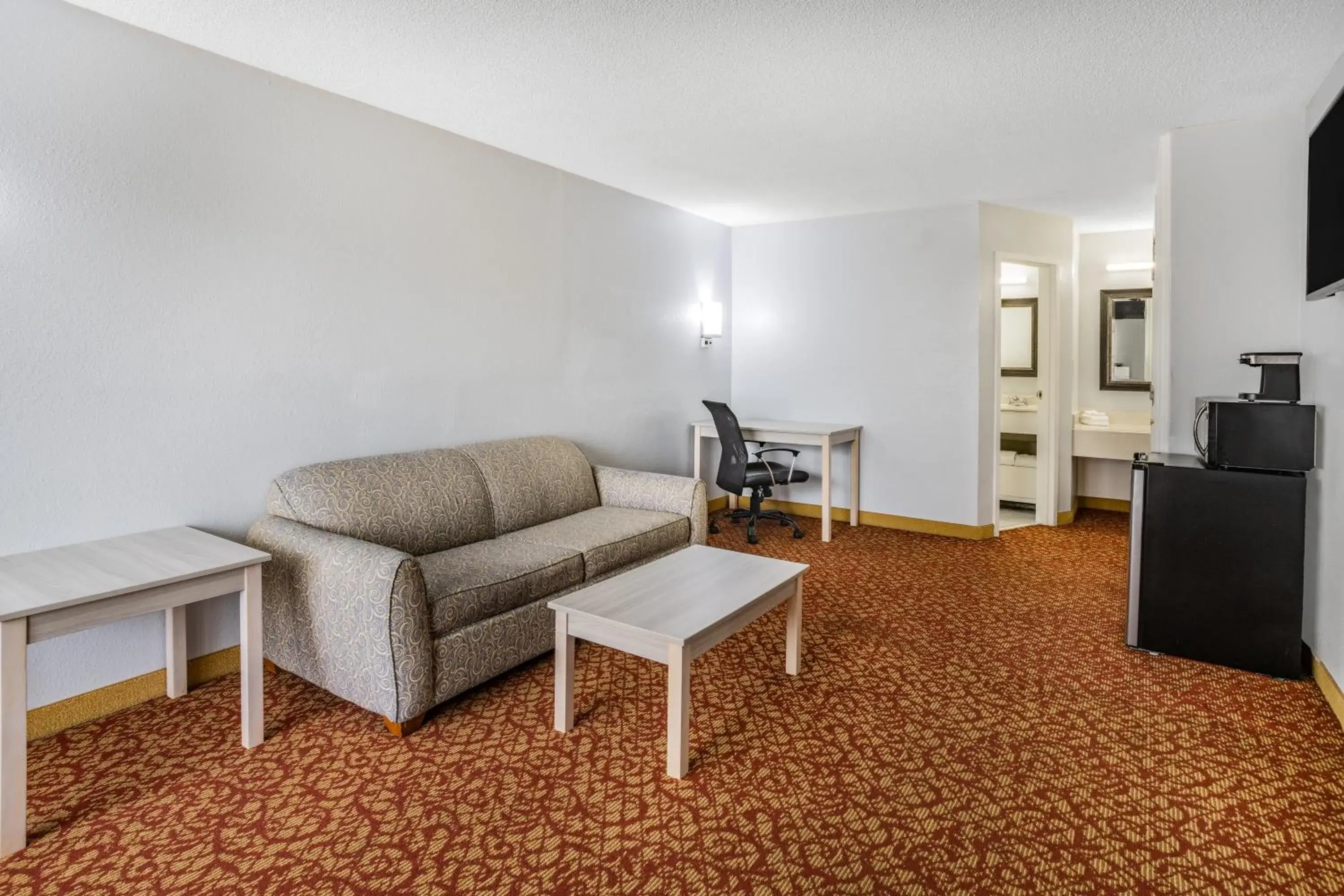 TV and multimedia, Seating Area in Days Inn & Suites by Wyndham Colonial