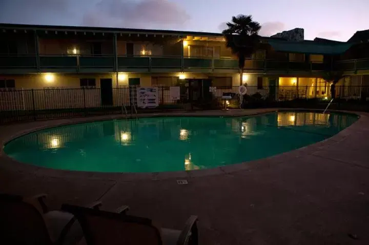 Swimming pool, Property Building in Coral Reef Inn & Condo Suites