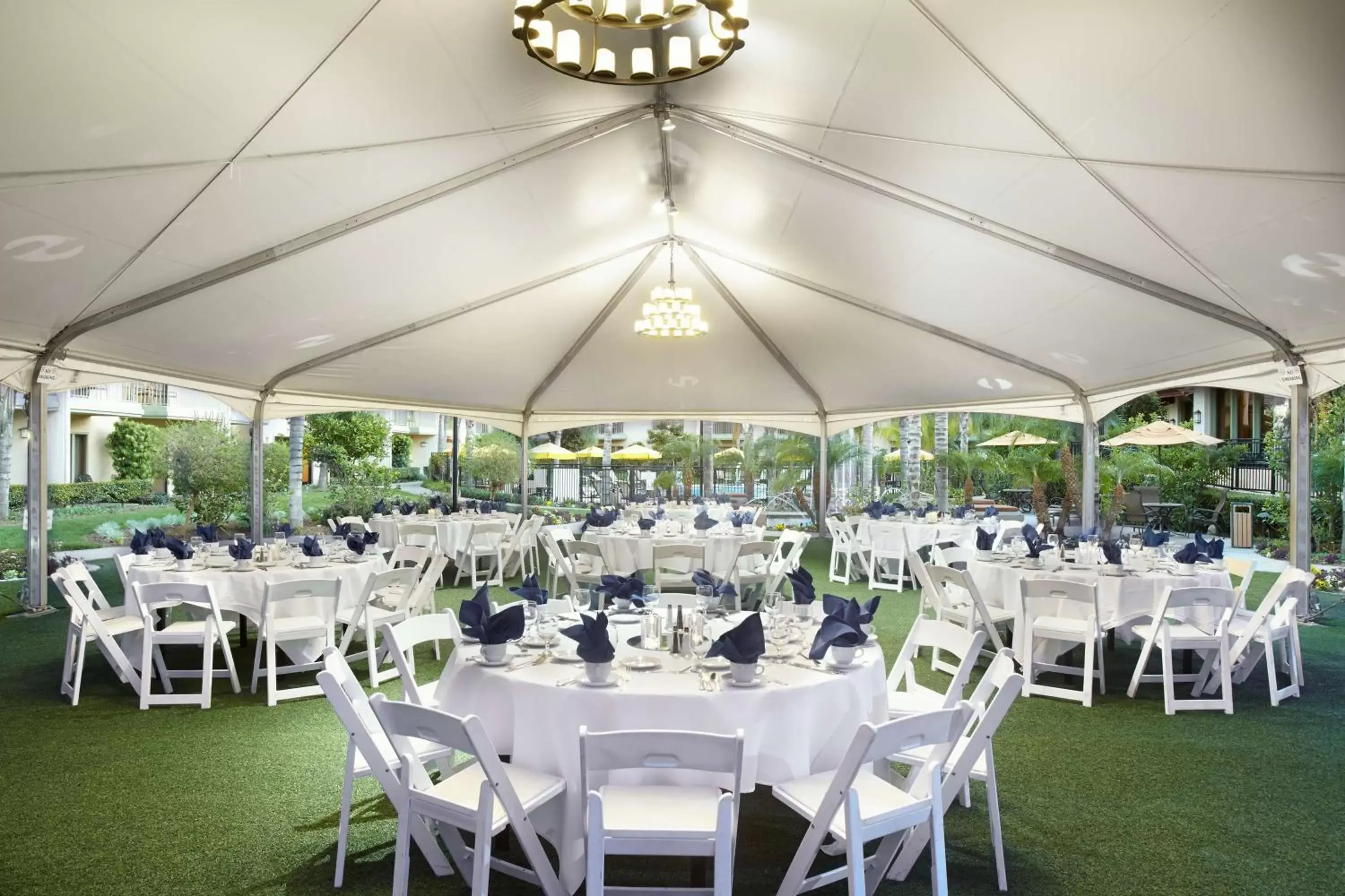 Garden, Restaurant/Places to Eat in DoubleTree by Hilton Ontario Airport