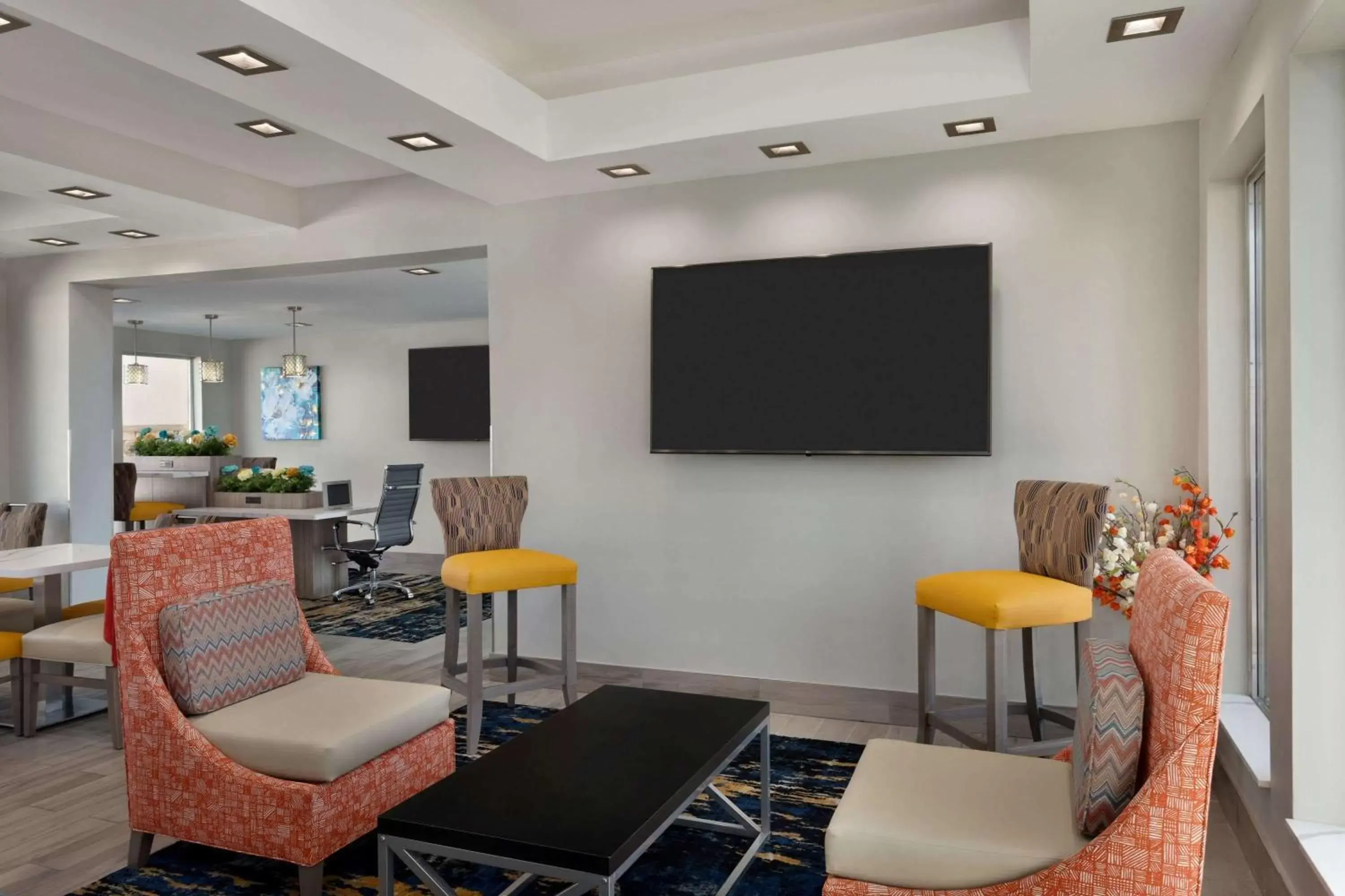 Lobby or reception, TV/Entertainment Center in Baymont Inn & Suites Shawnee