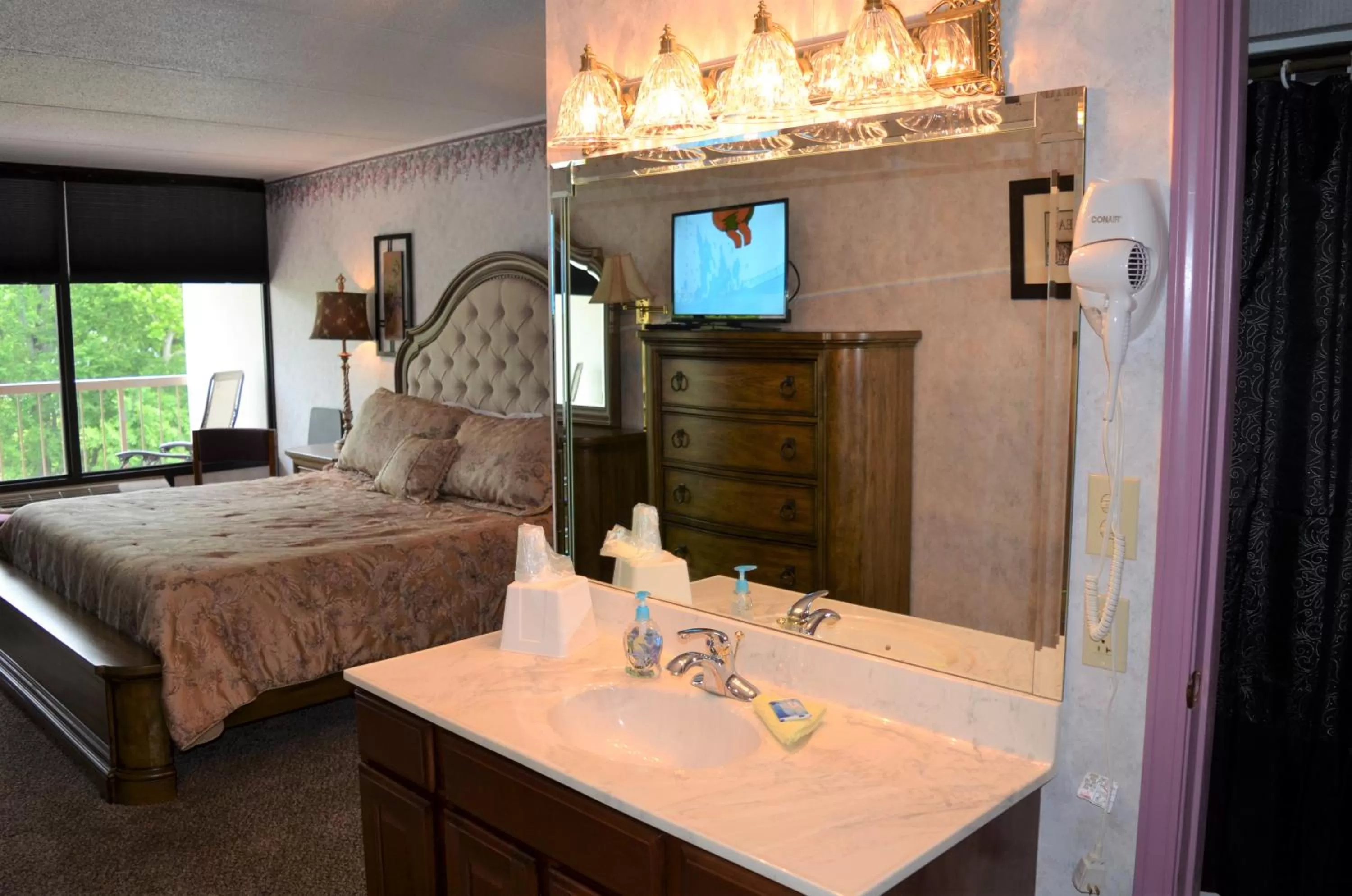 Bathroom in Rivergate Mountain Lodge