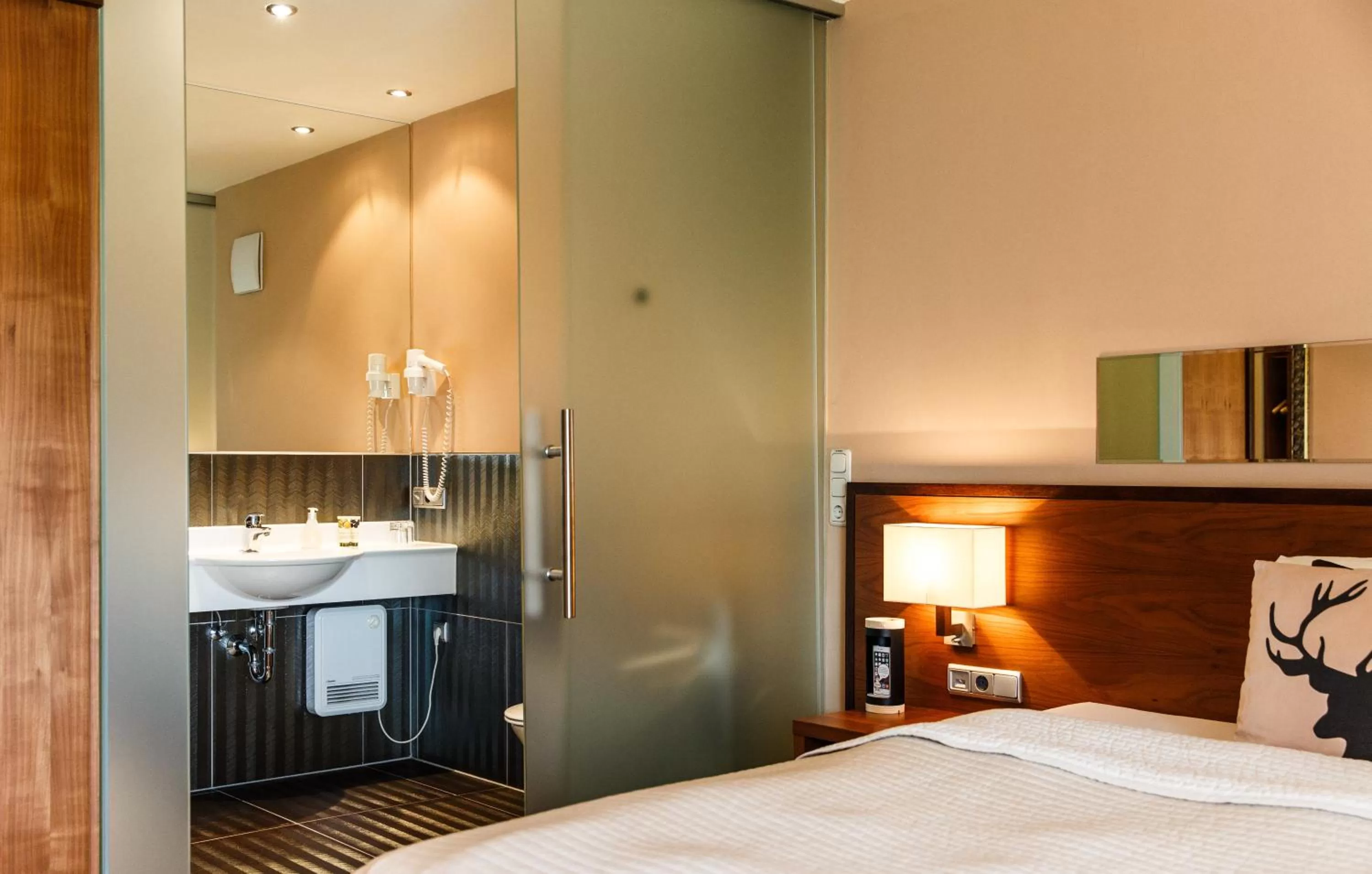 Bathroom, Bed in Hotel Salzburg