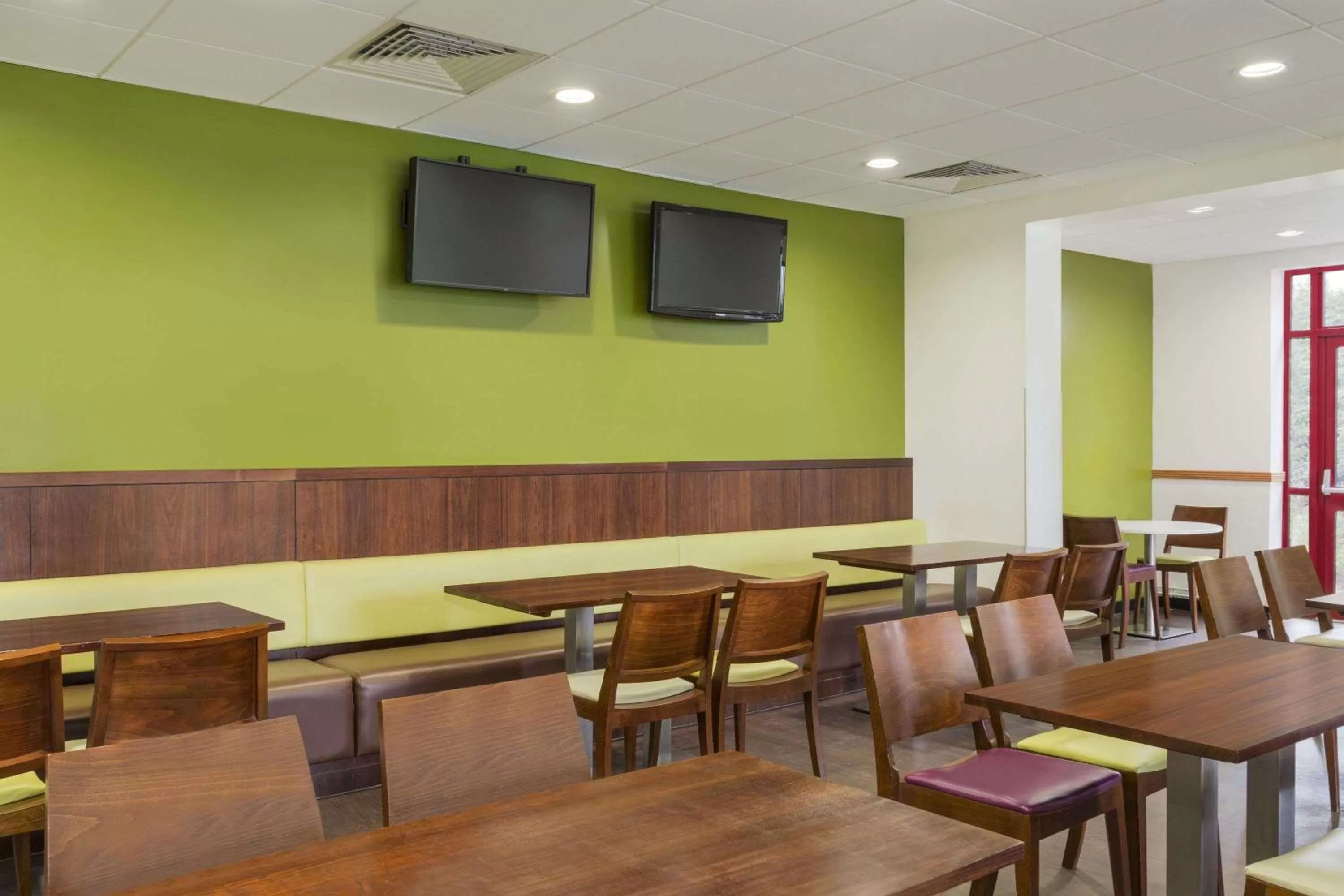Restaurant/places to eat in Days Inn Magor