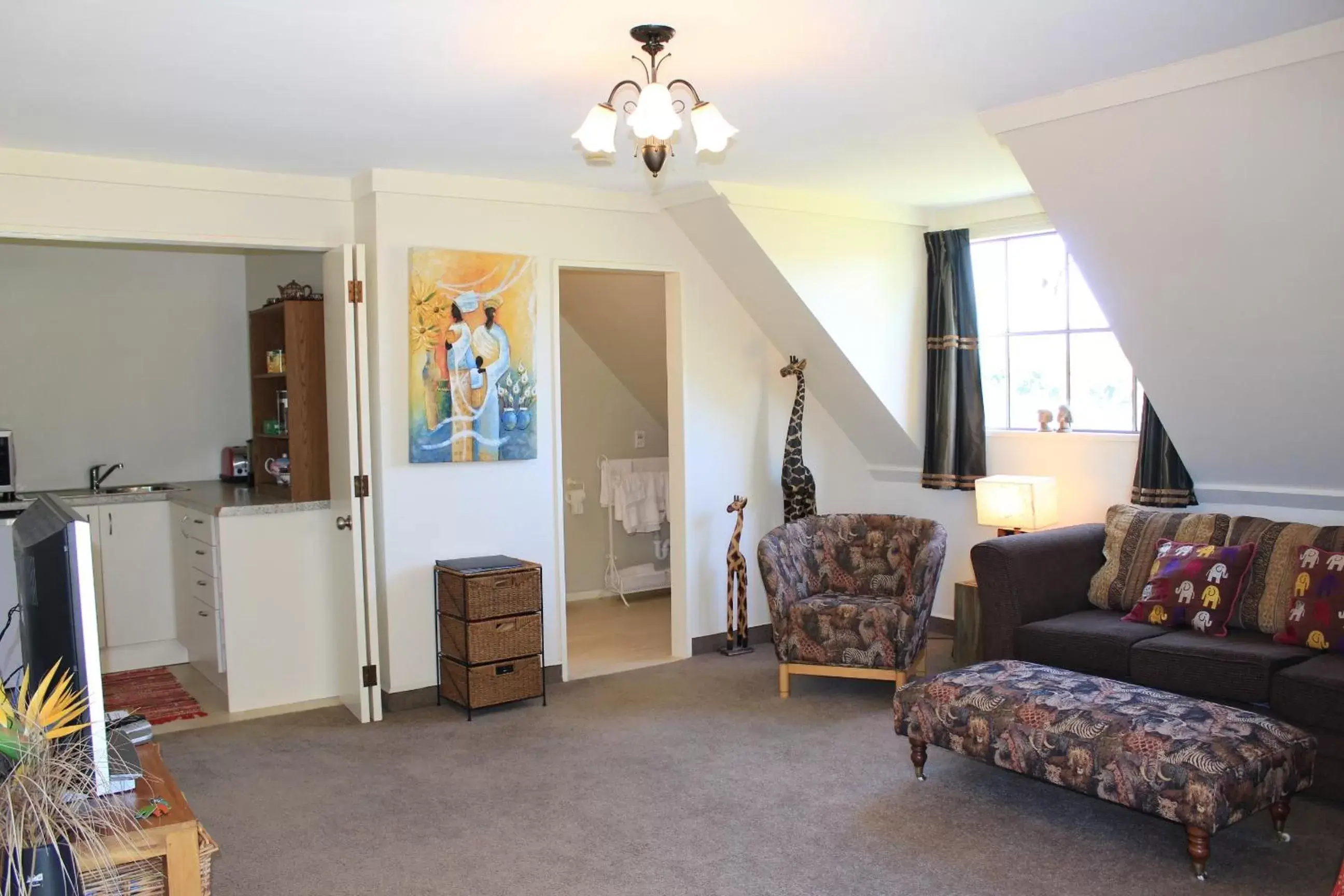 Kitchen or kitchenette, Seating Area in Tudor Manor Bed & Breakfast