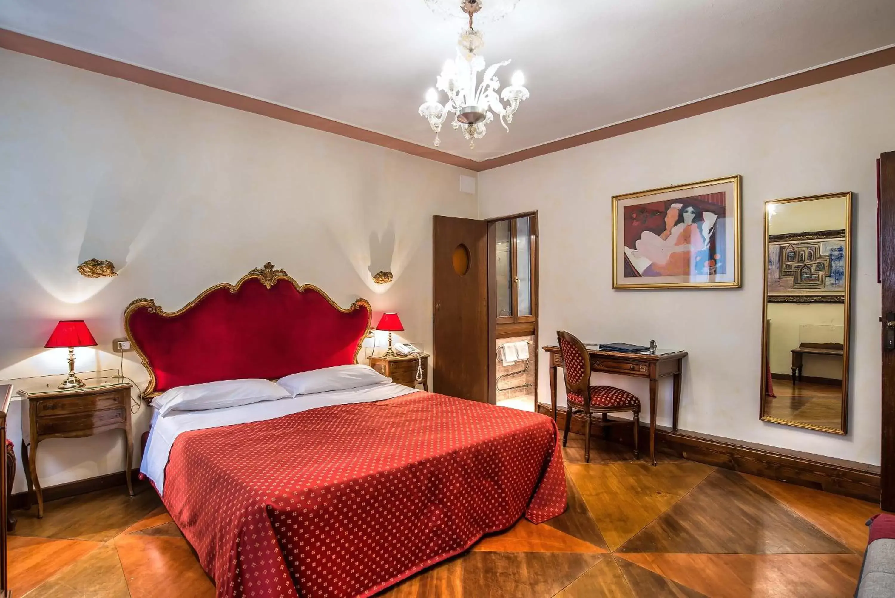 Bedroom in Hotel La Fenice et Des Artistes