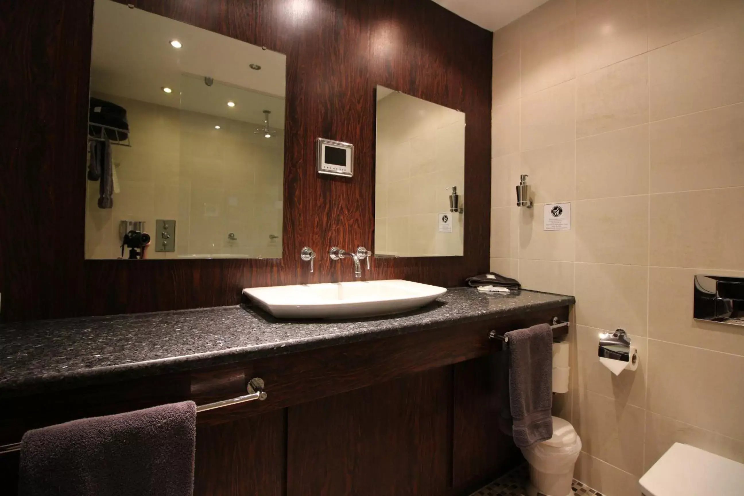 Bathroom in Best Western Plus Pastures Hotel