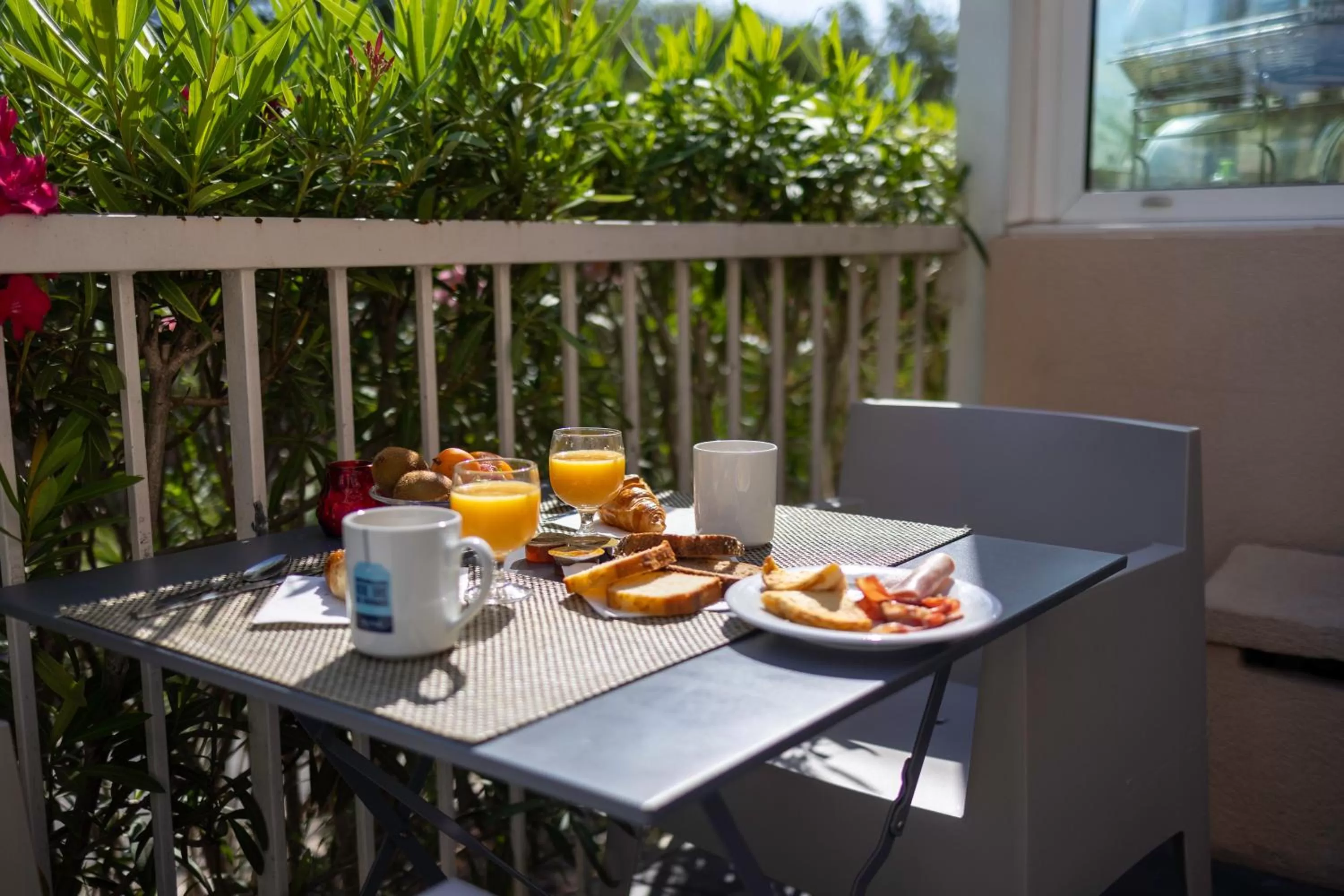 Breakfast in Hôtel restaurant Kyriad Fréjus