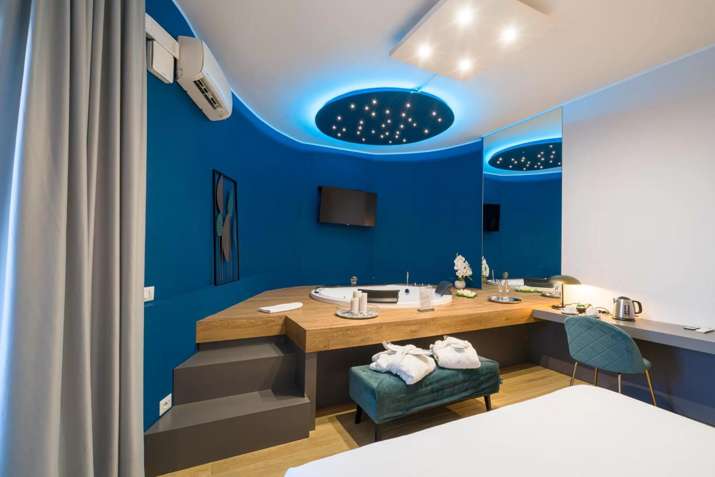 Hot Tub, Bed in Taormina Palace Hotel