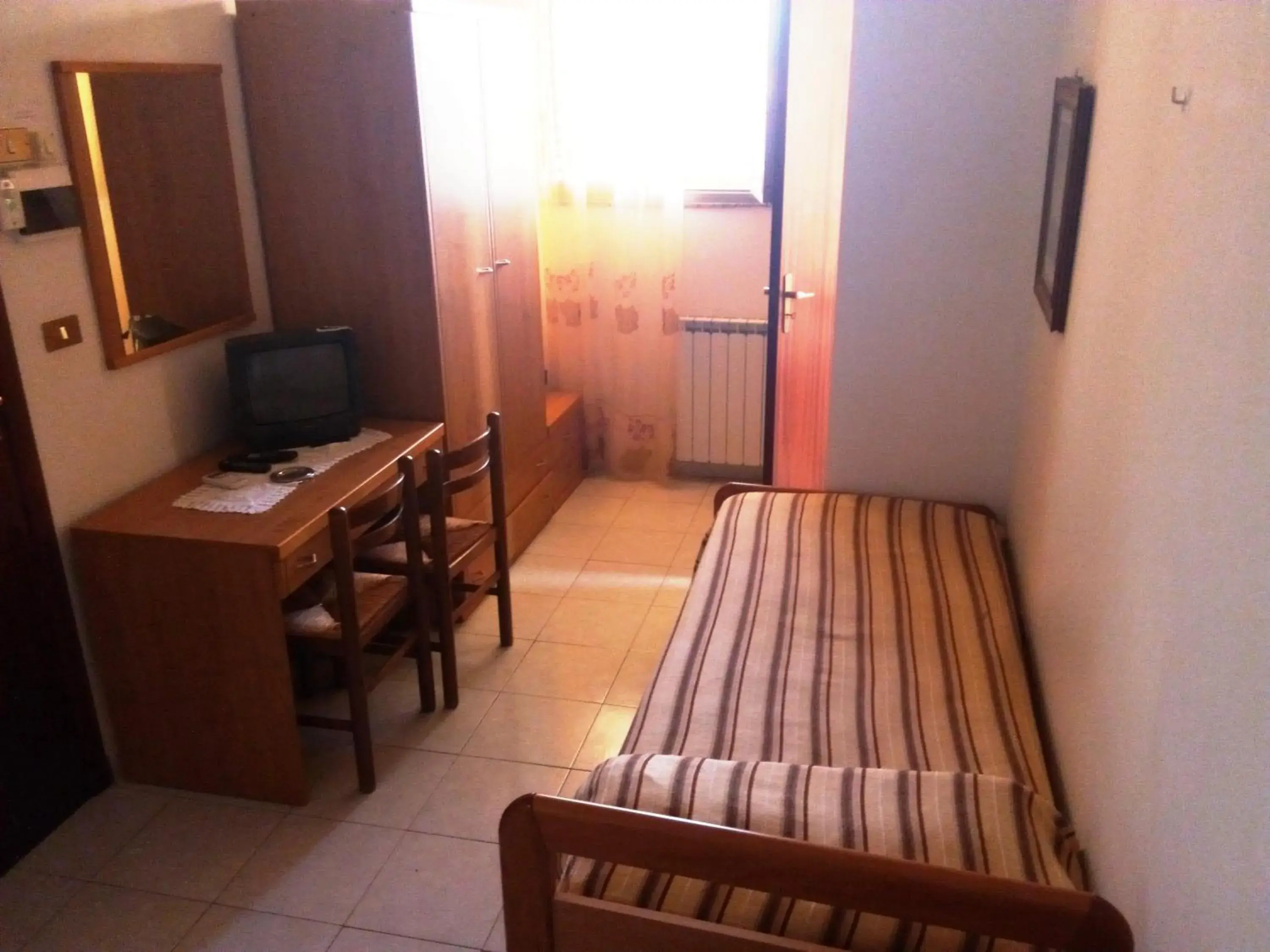 Bed, TV/Entertainment Center in Hotel Eliseo