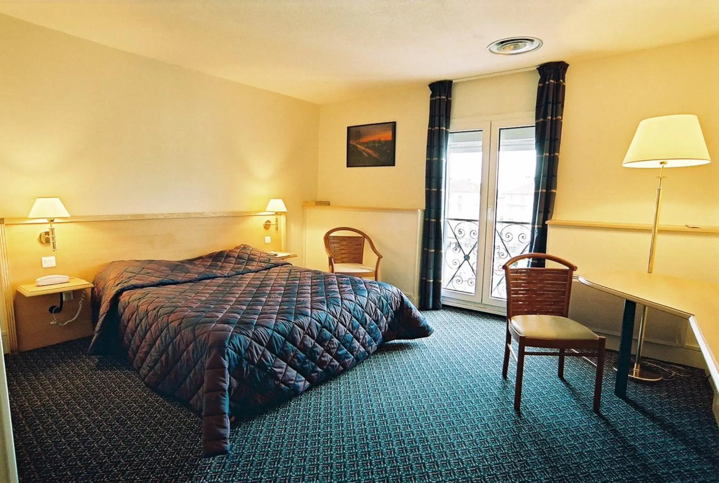 Bed in Hotel Le Bourbon Pau Centre Bed in Hotel Le Bourbon Pau Centre