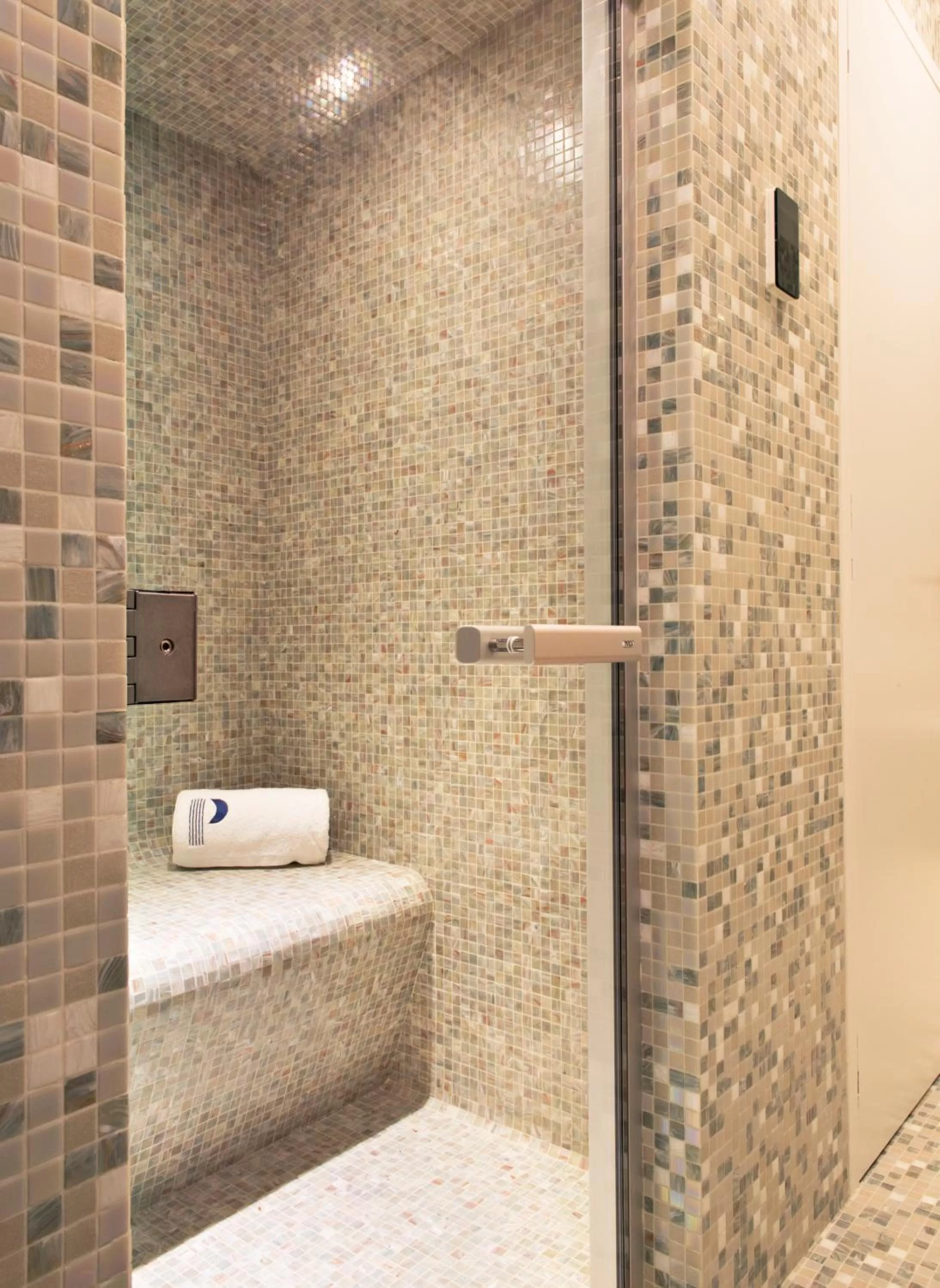 Steam room in Hotel Parister Piscine & Spa