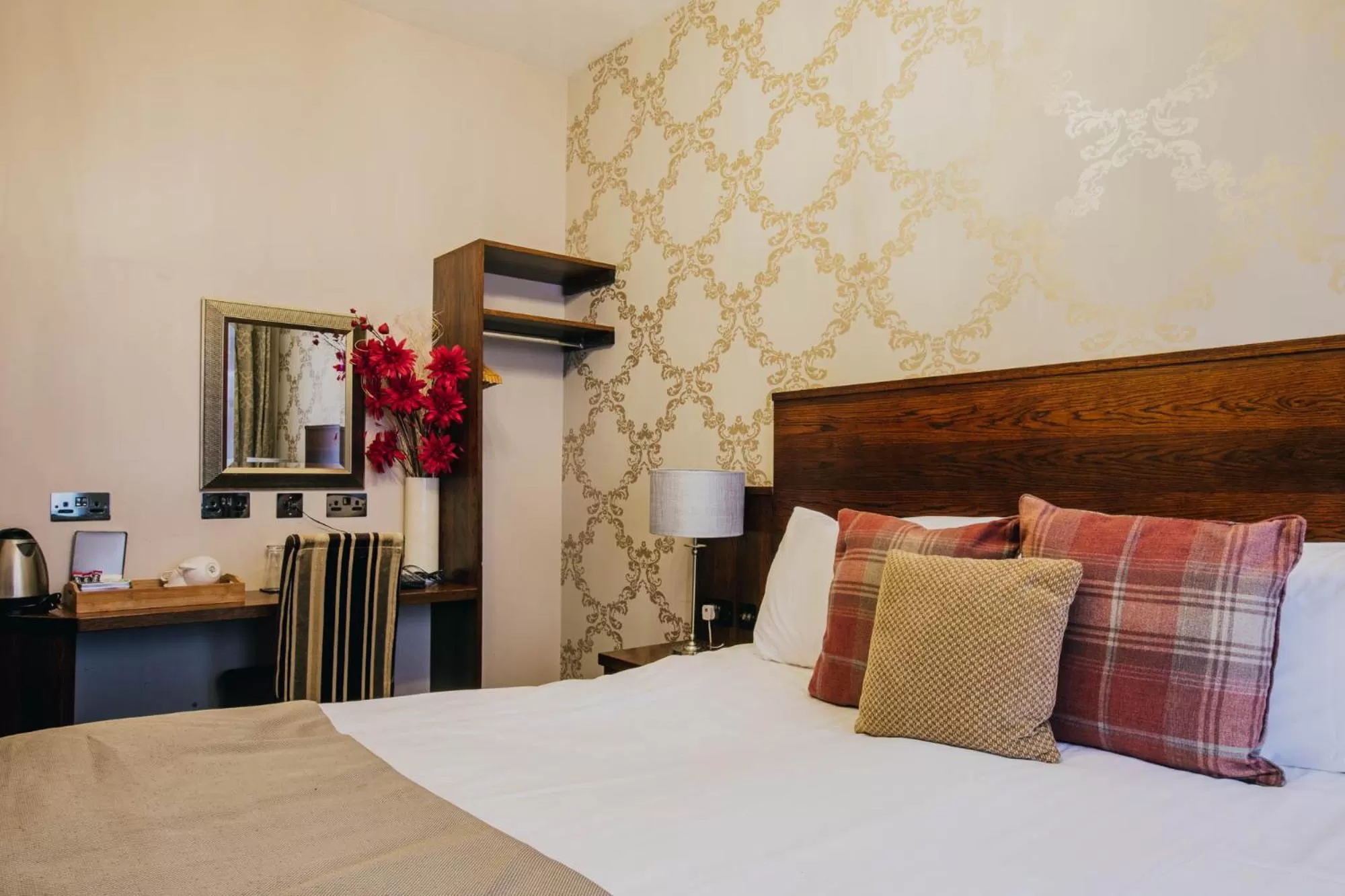 Bedroom, Bed in The Duke of Edinburgh Hotel & Bar