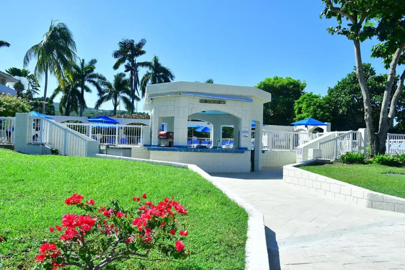 Lounge or bar, Property Building in Holiday Inn Resort Montego Bay All Inclusive, an IHG Hotel