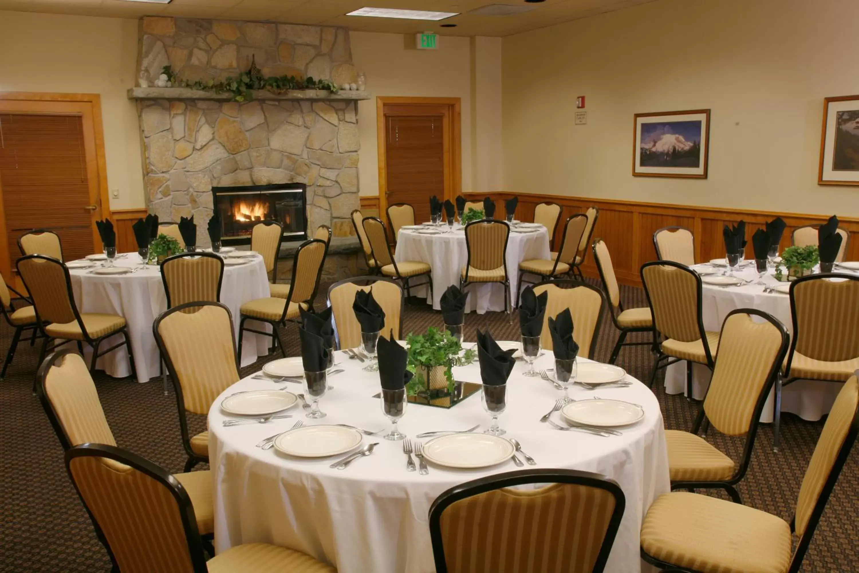 Banquet/Function facilities, Restaurant/Places to Eat in The Portlander Inn and Marketplace