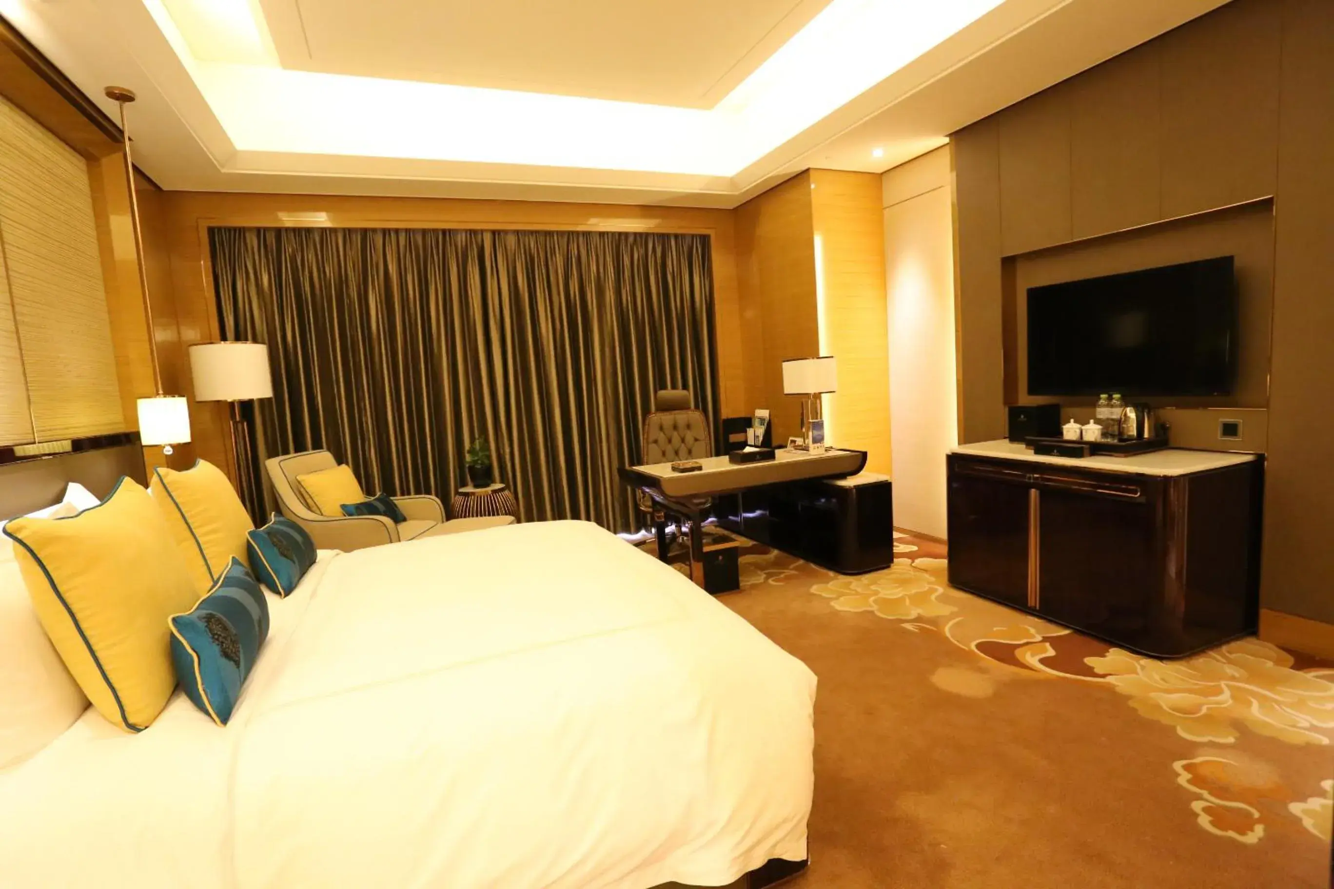 Photo of the whole room, TV/Entertainment Center in Jin Jiang International Hotel Urumqi