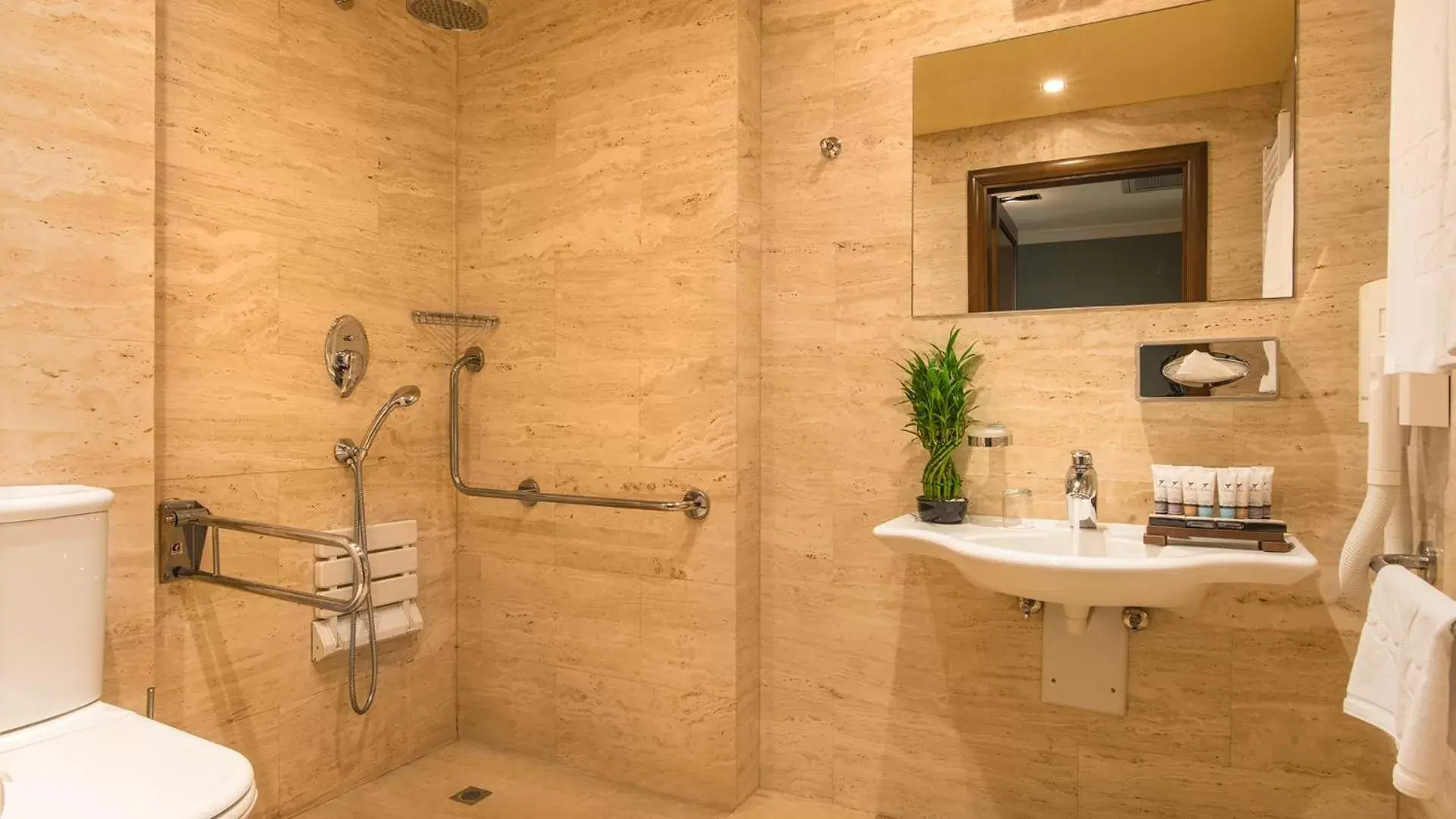 Shower, Bathroom in Rosslyn Thracia Hotel Sofia