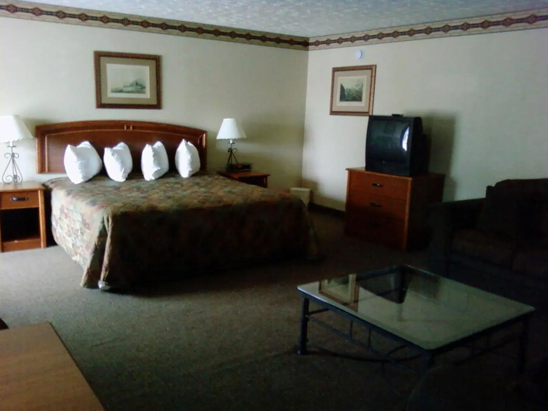 Photo of the whole room, Bed in Will Rogers Inn