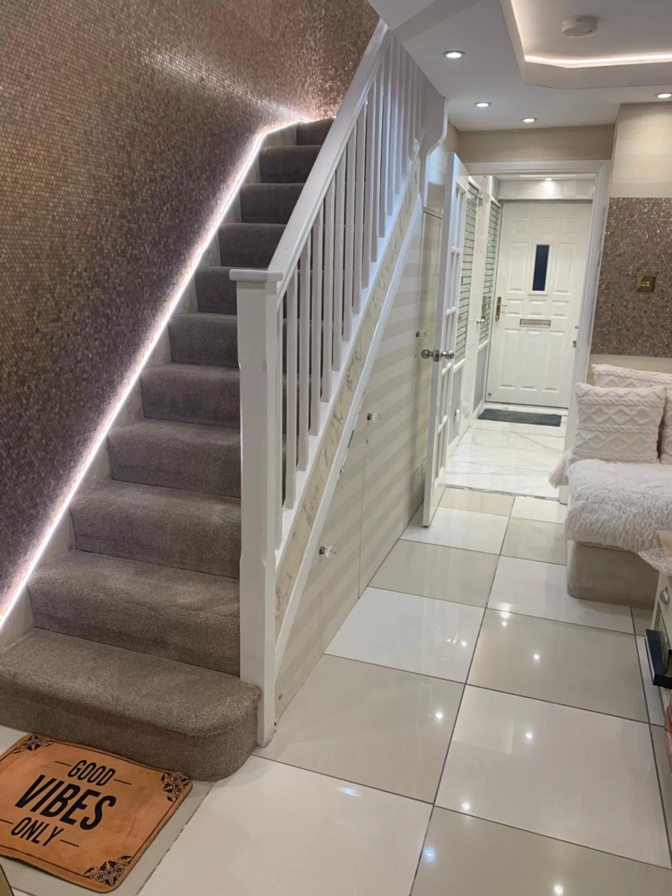 Facade/entrance in Double Bedroom w Ensuite Bathroom Near Grand Union Canal for Family and Friends