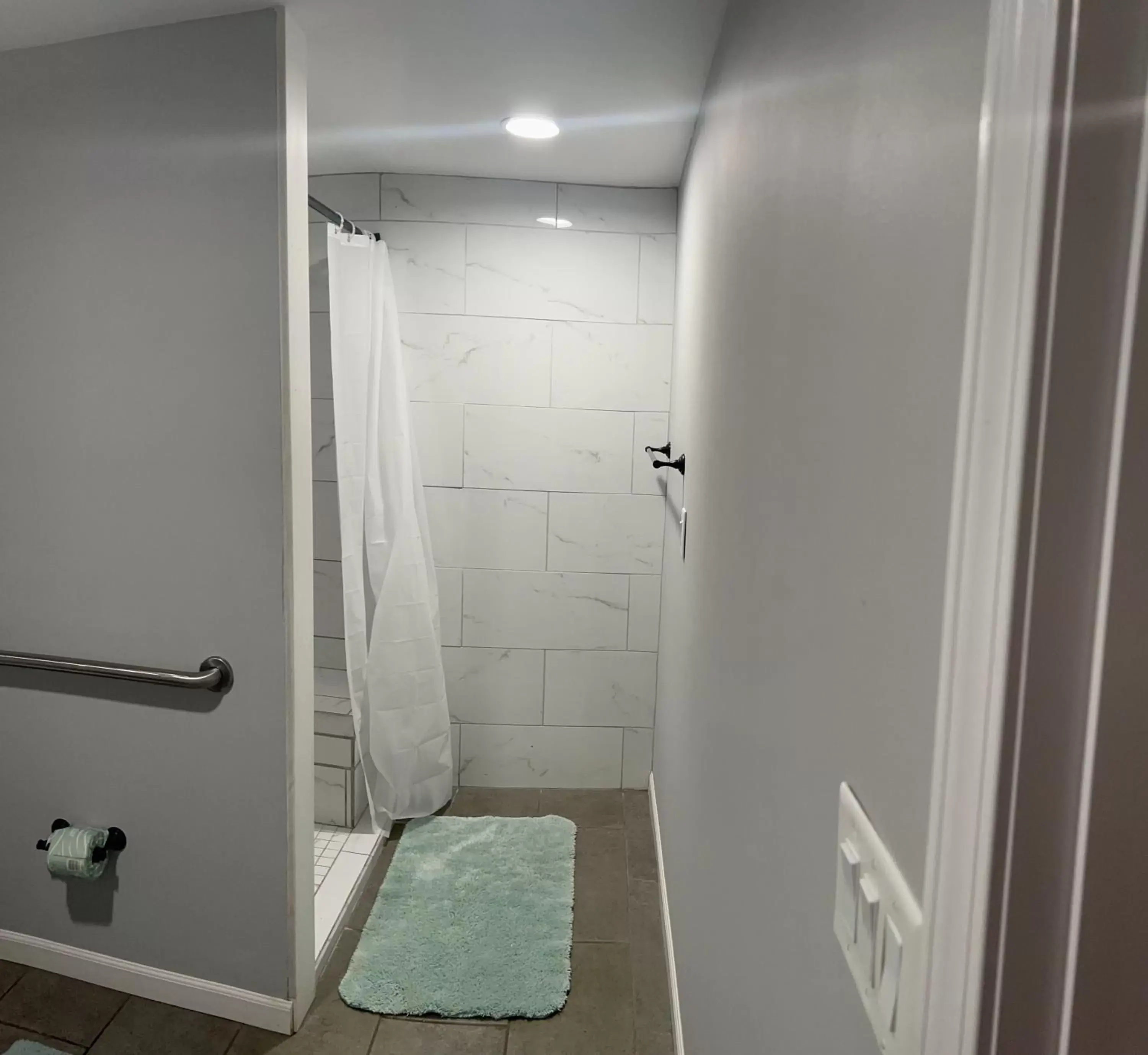 Shower, Bathroom in Heidi Motel - Helen
