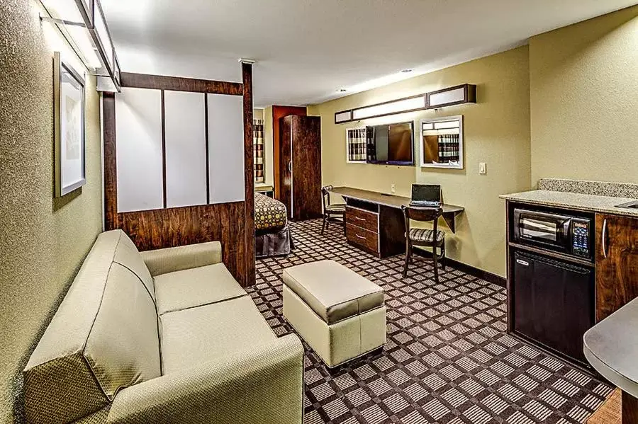 Photo of the whole room, Seating Area in Microtel Inn and Suites North Canton