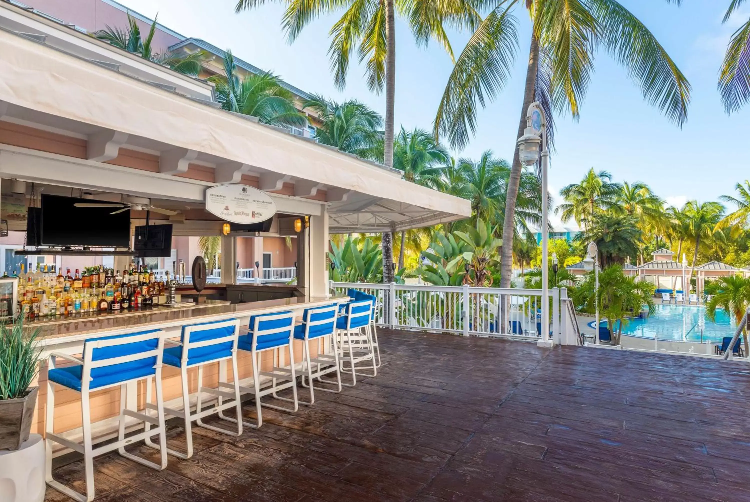 Lounge or bar, Swimming Pool in DoubleTree by Hilton Grand Key Resort