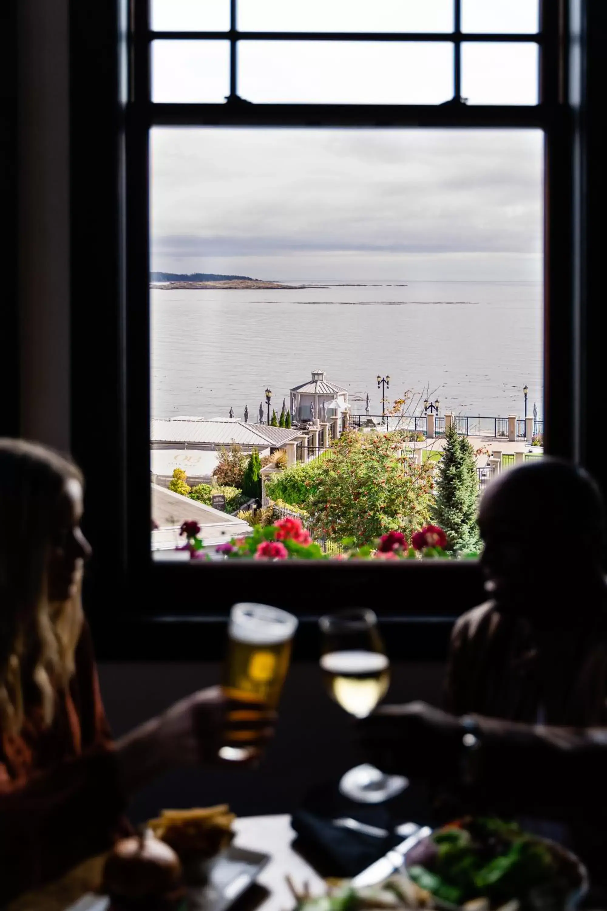 Restaurant/places to eat in Oak Bay Beach Hotel