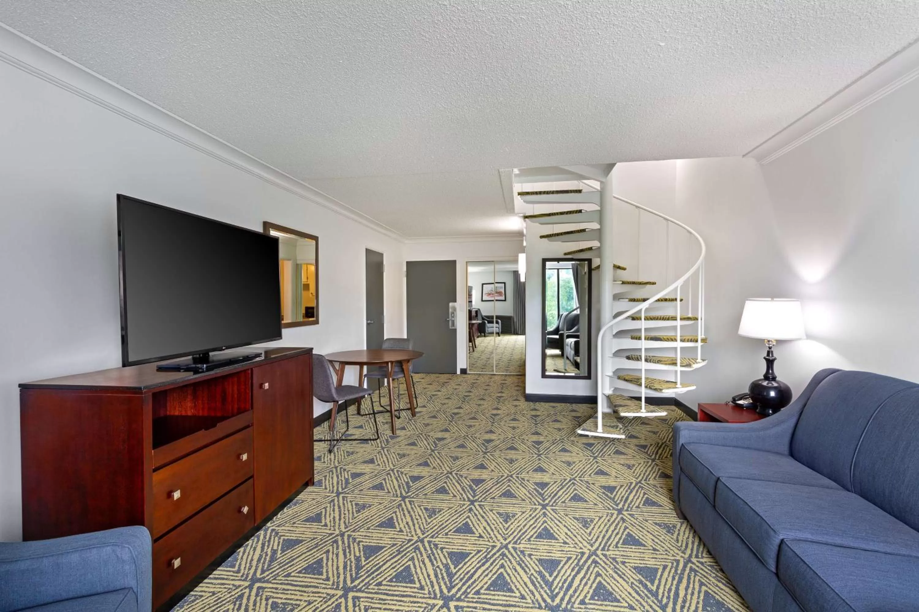 Living room in DoubleTree by Hilton Washington Meadow Lands Casino Area