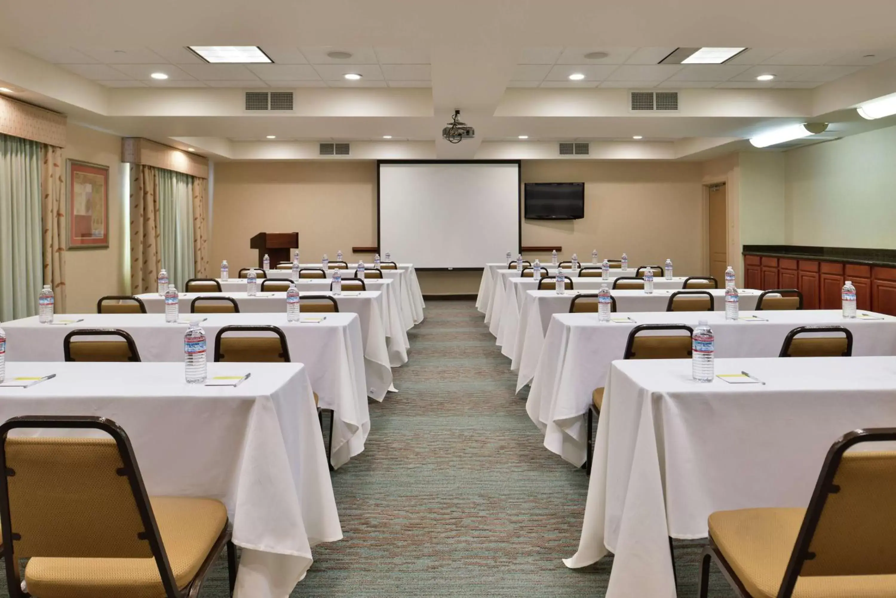 Meeting/conference room in Hampton Inn & Suites Woodland-Sacramento Area