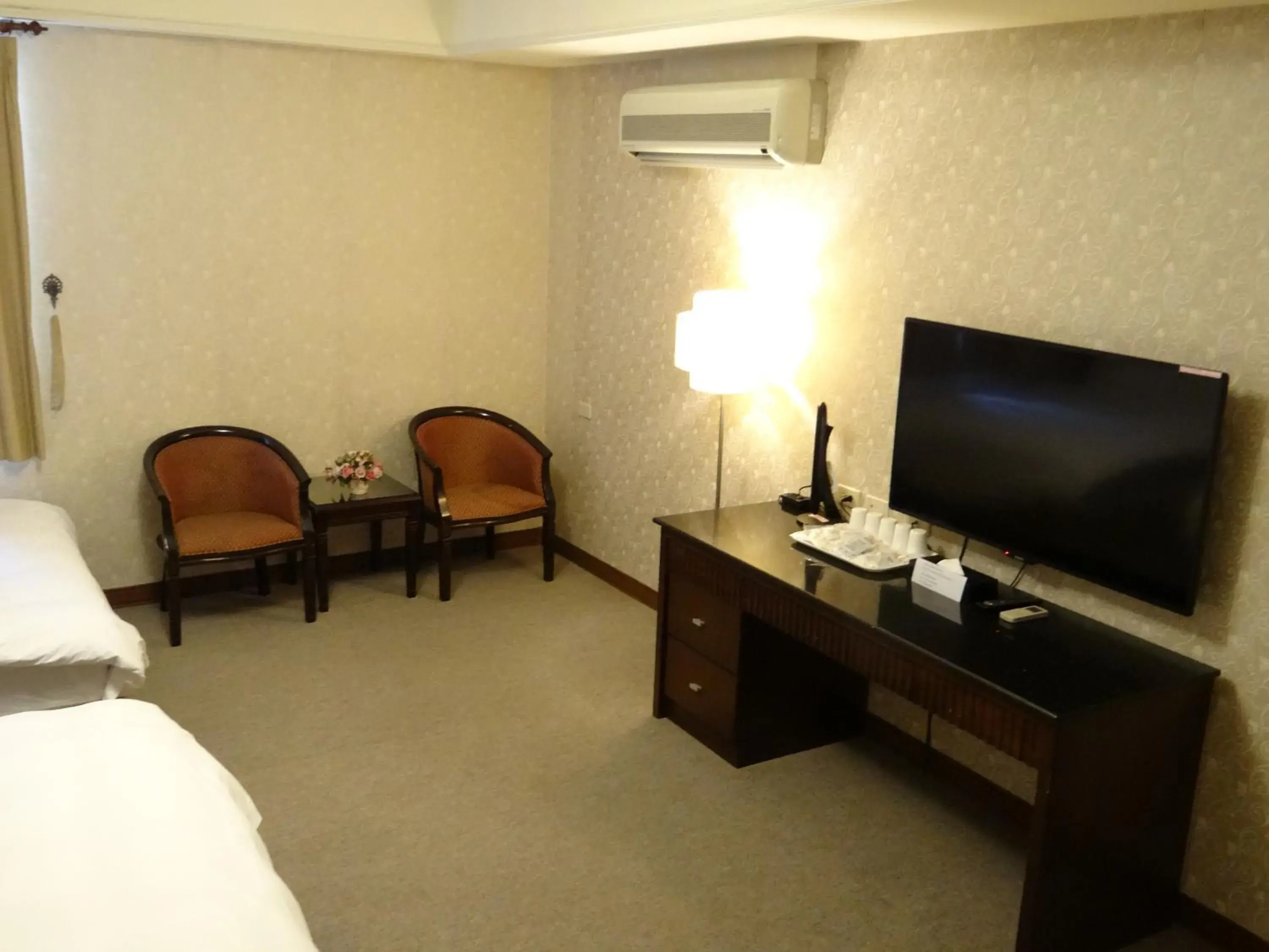 Library, TV/Entertainment Center in Wu Zhou Hotel