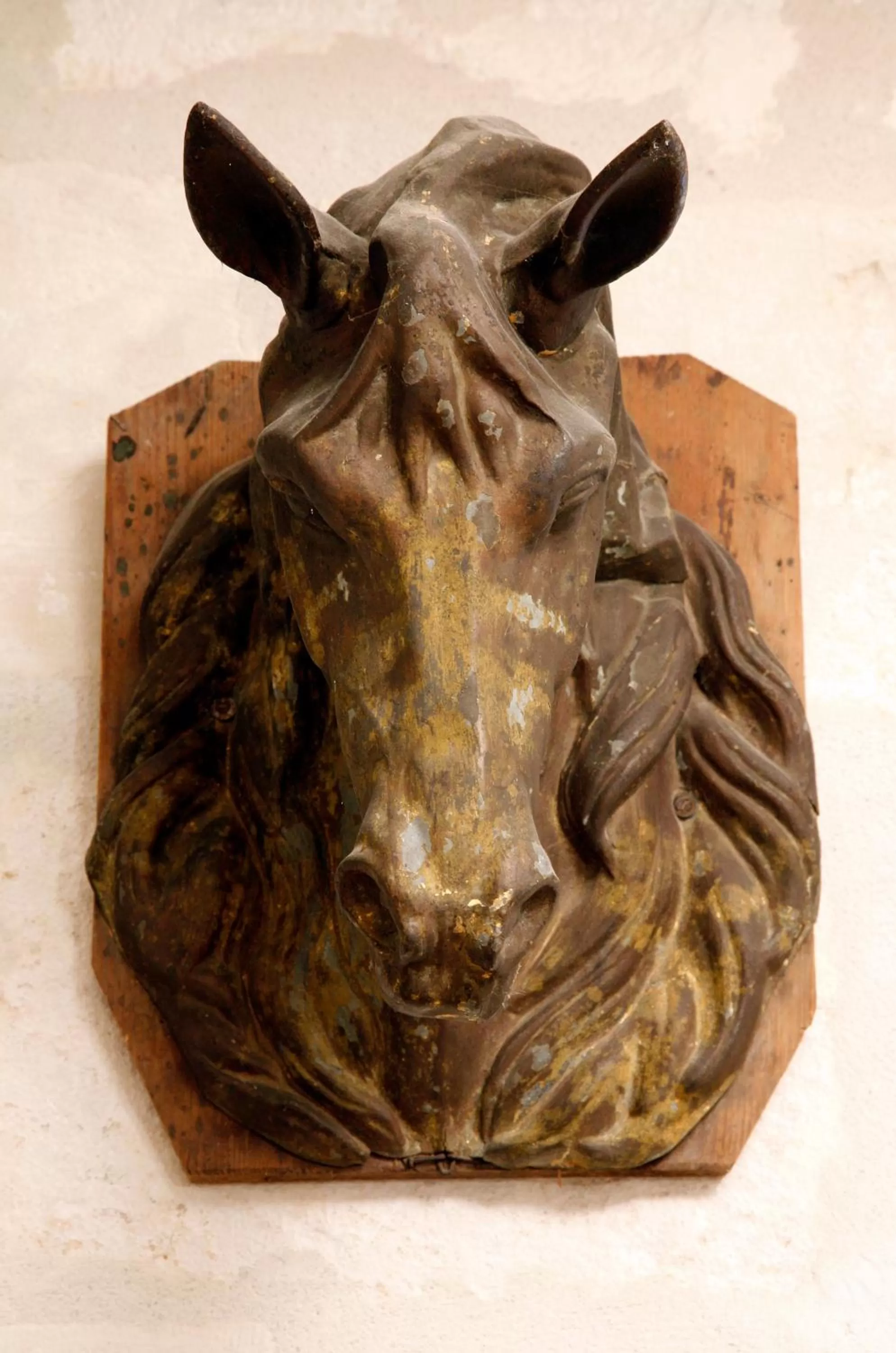 Decorative detail in La Porte Rouge - The Red Door Inn