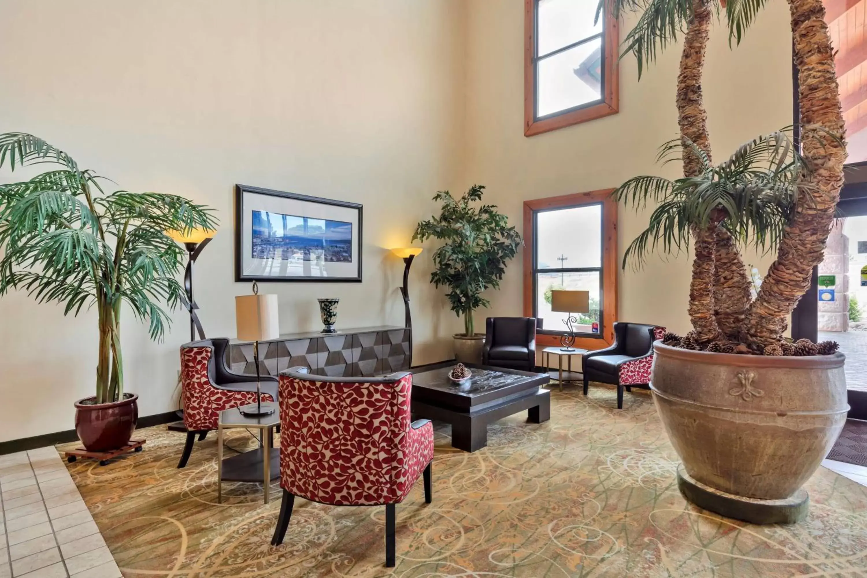 Lobby or reception in Best Western Plus Swiss Chalet Hotel & Suites Lobby or reception in Best Western Plus Swiss Chalet Hotel & Suites
