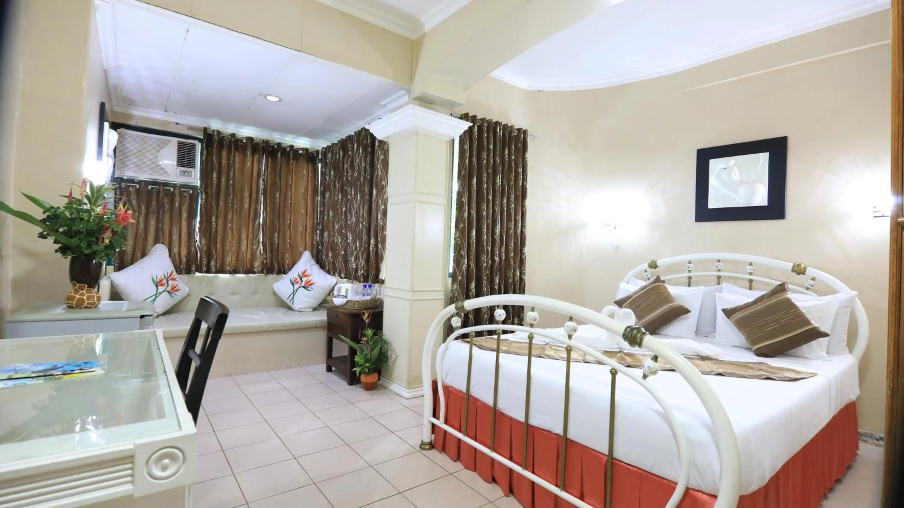 Photo of the whole room, Bed in Loreland Farm Resort