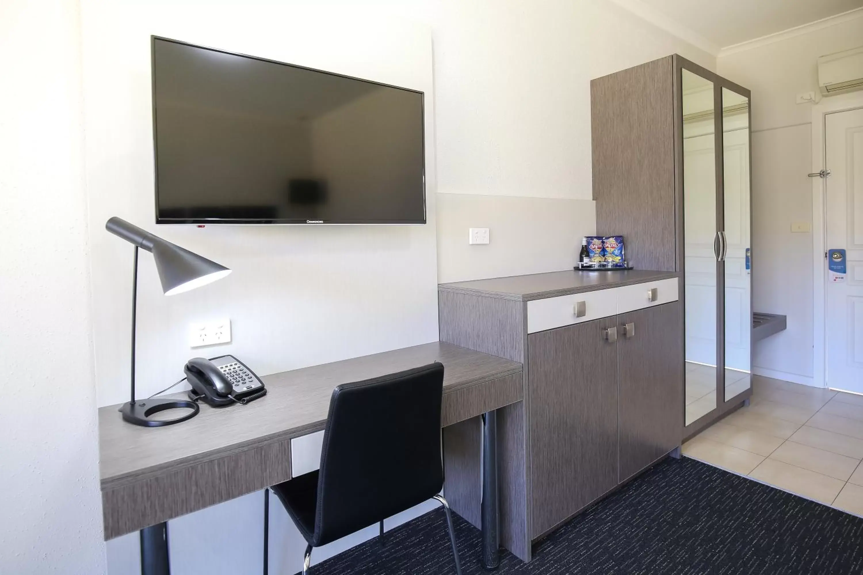 Seating area, TV/Entertainment Center in Comfort Inn Deakin Palms