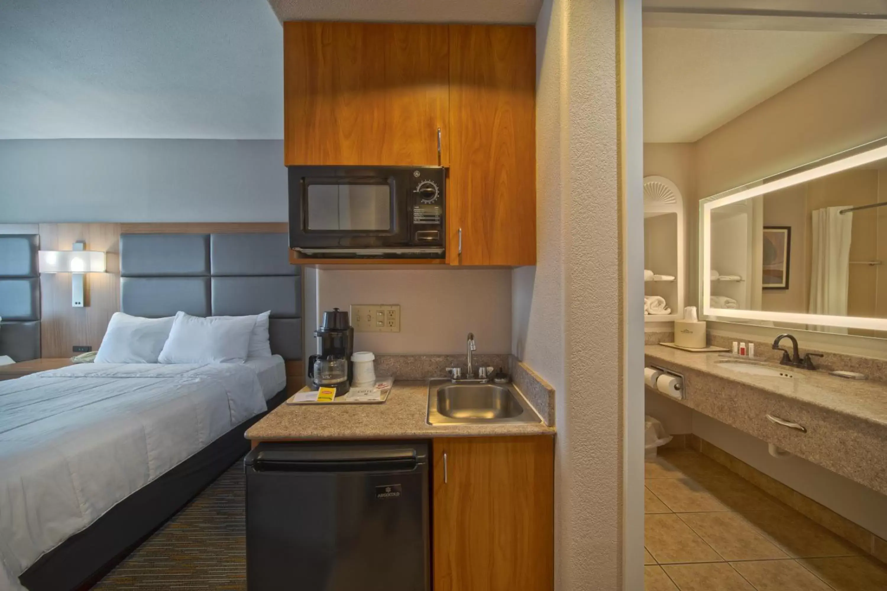 Bedroom, Kitchen/Kitchenette in Wingate by Wyndham Houston Bush Intercontinental Airport