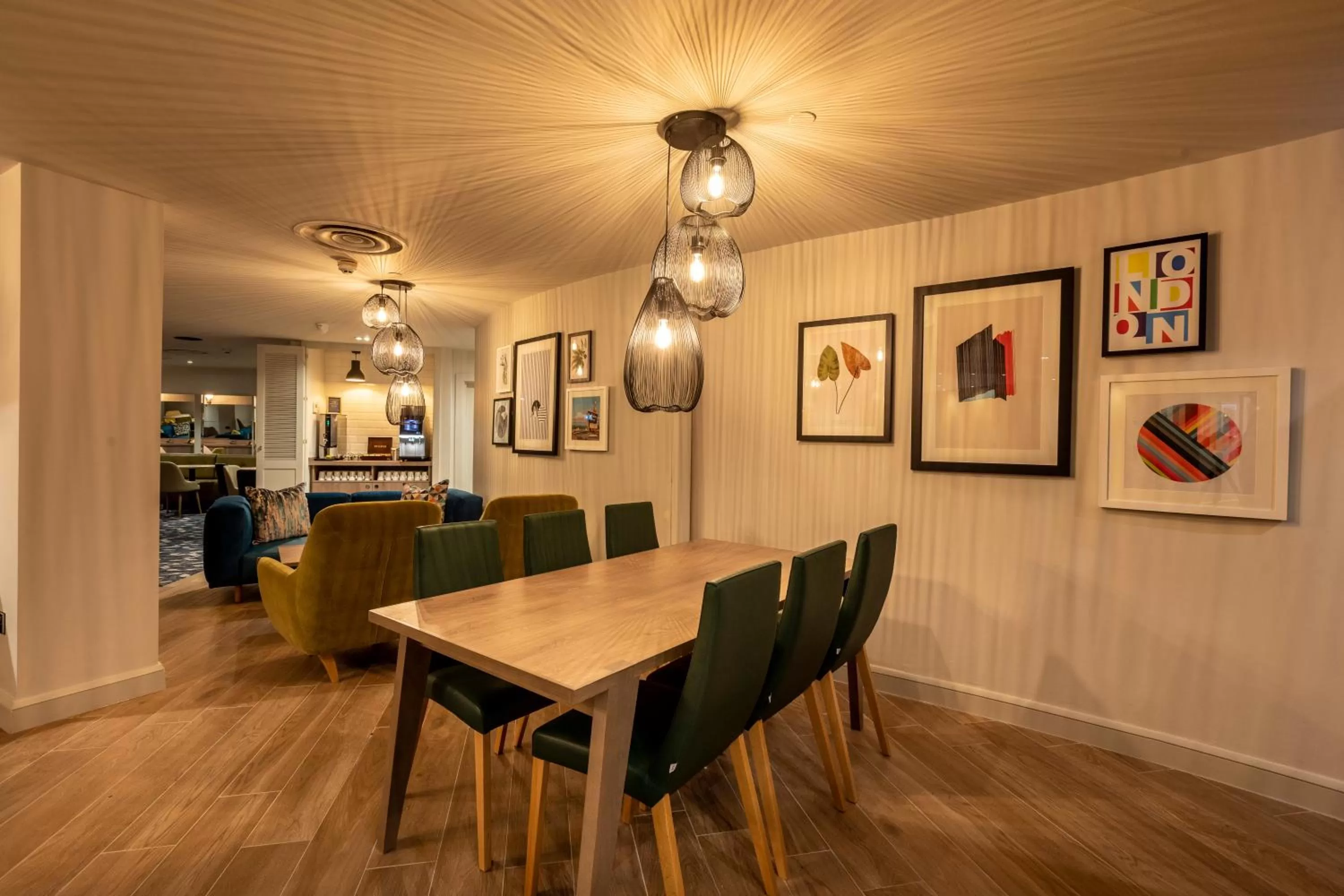 Lounge or bar in Holiday Inn London - Regent's Park by IHG