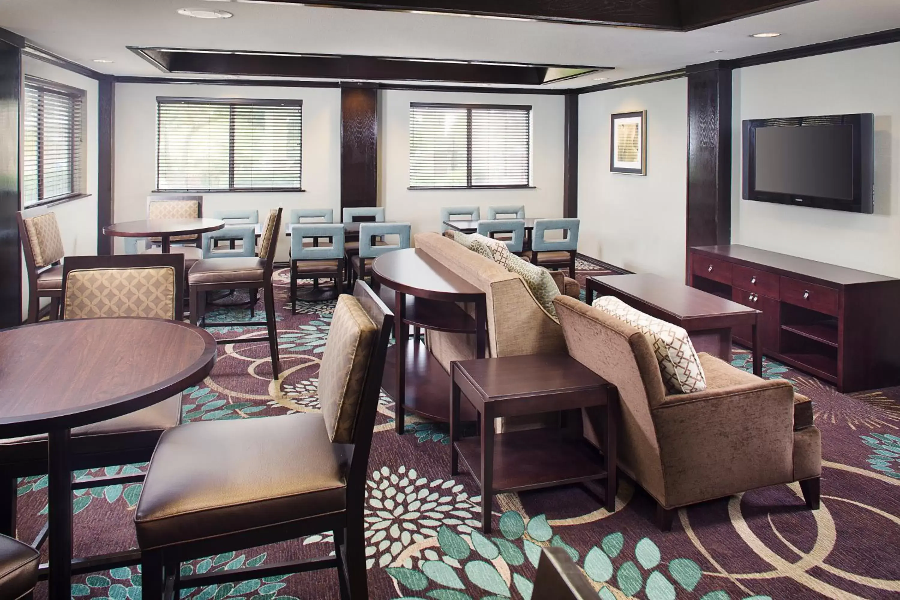 Lounge or bar, Lounge/Bar in Staybridge Suites San Angelo, an IHG Hotel