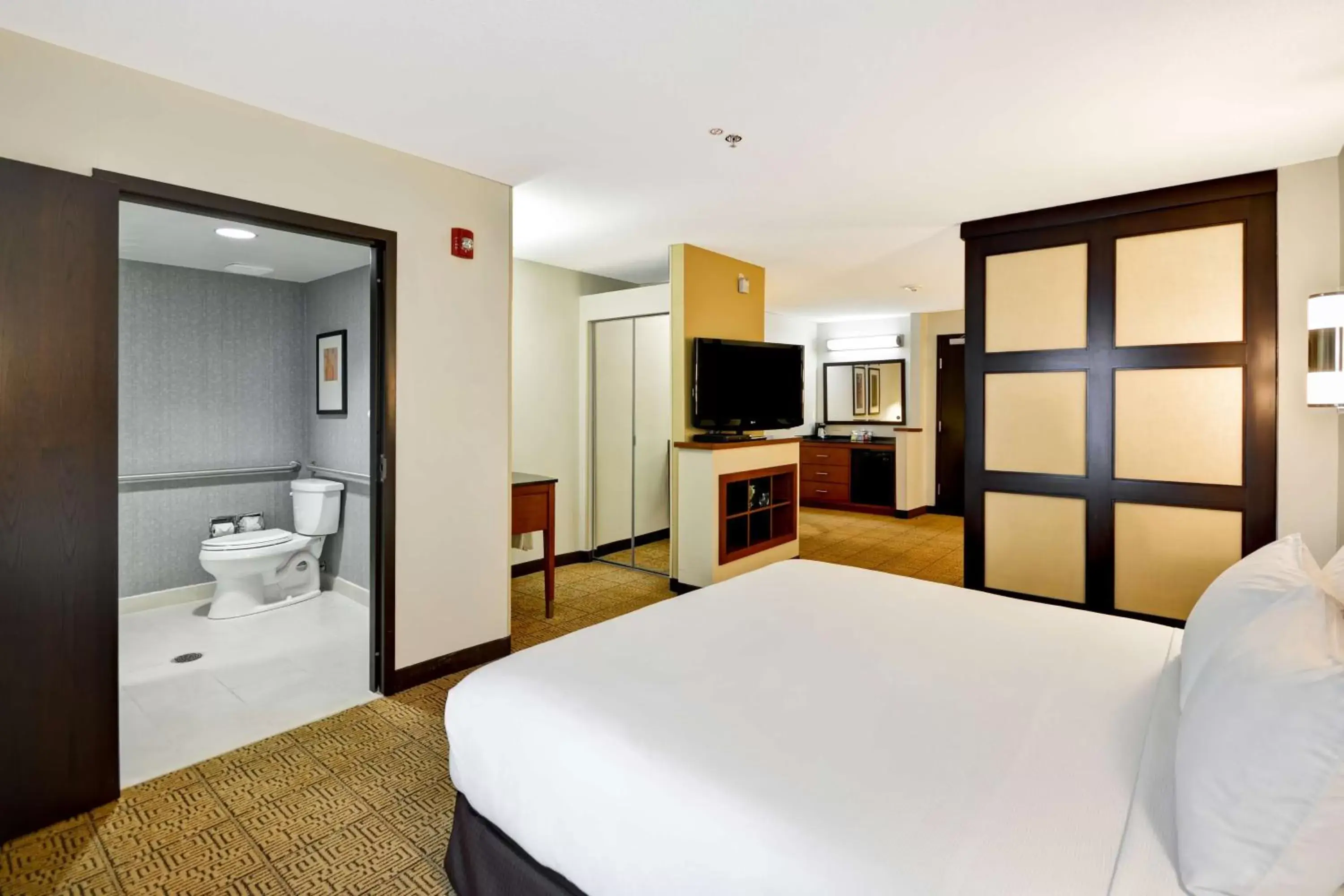 Photo of the whole room, Bed in Hyatt Place Chicago/Naperville/Warrenville
