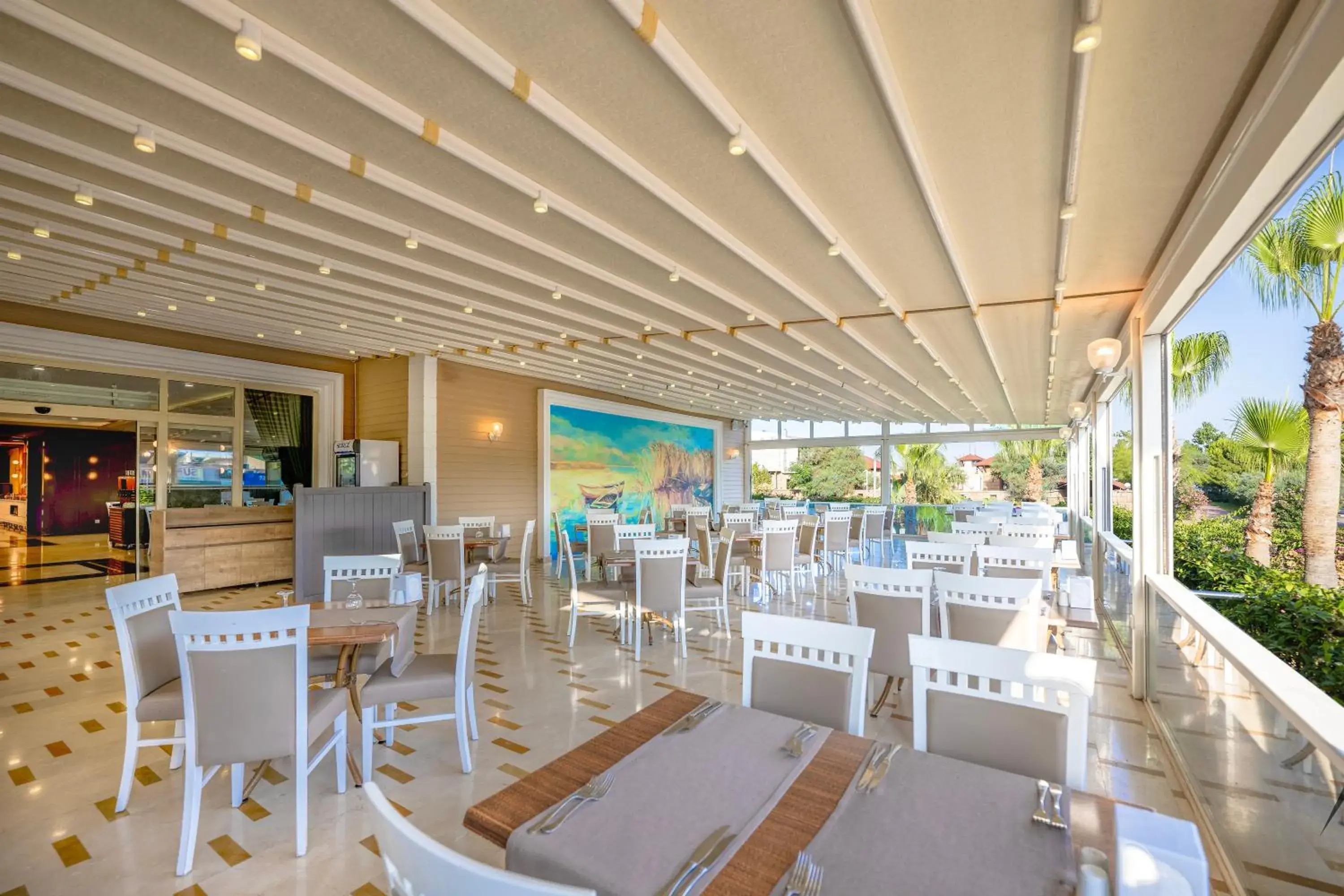 Restaurant/Places to Eat in L'Oceanica Beach Resort