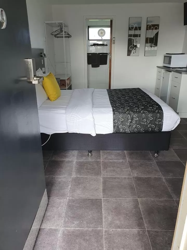 Bed in Budget on the Lake