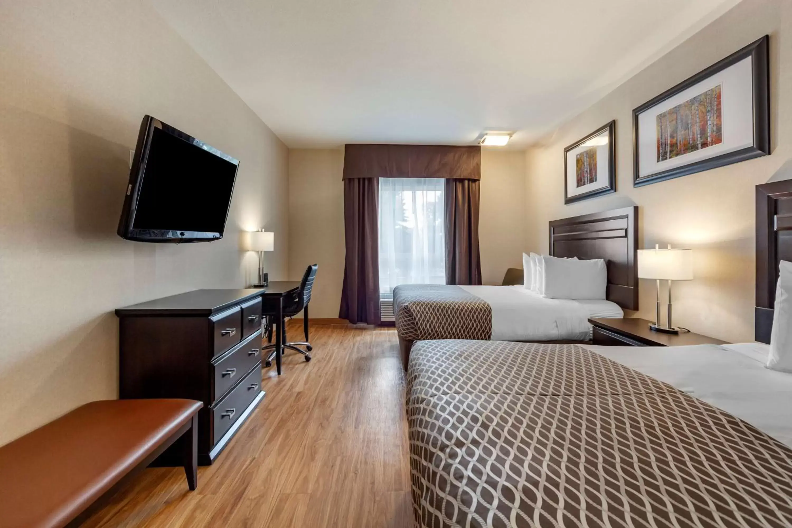 Bedroom, TV/Entertainment Center in Best Western Plus The Inn at St Albert