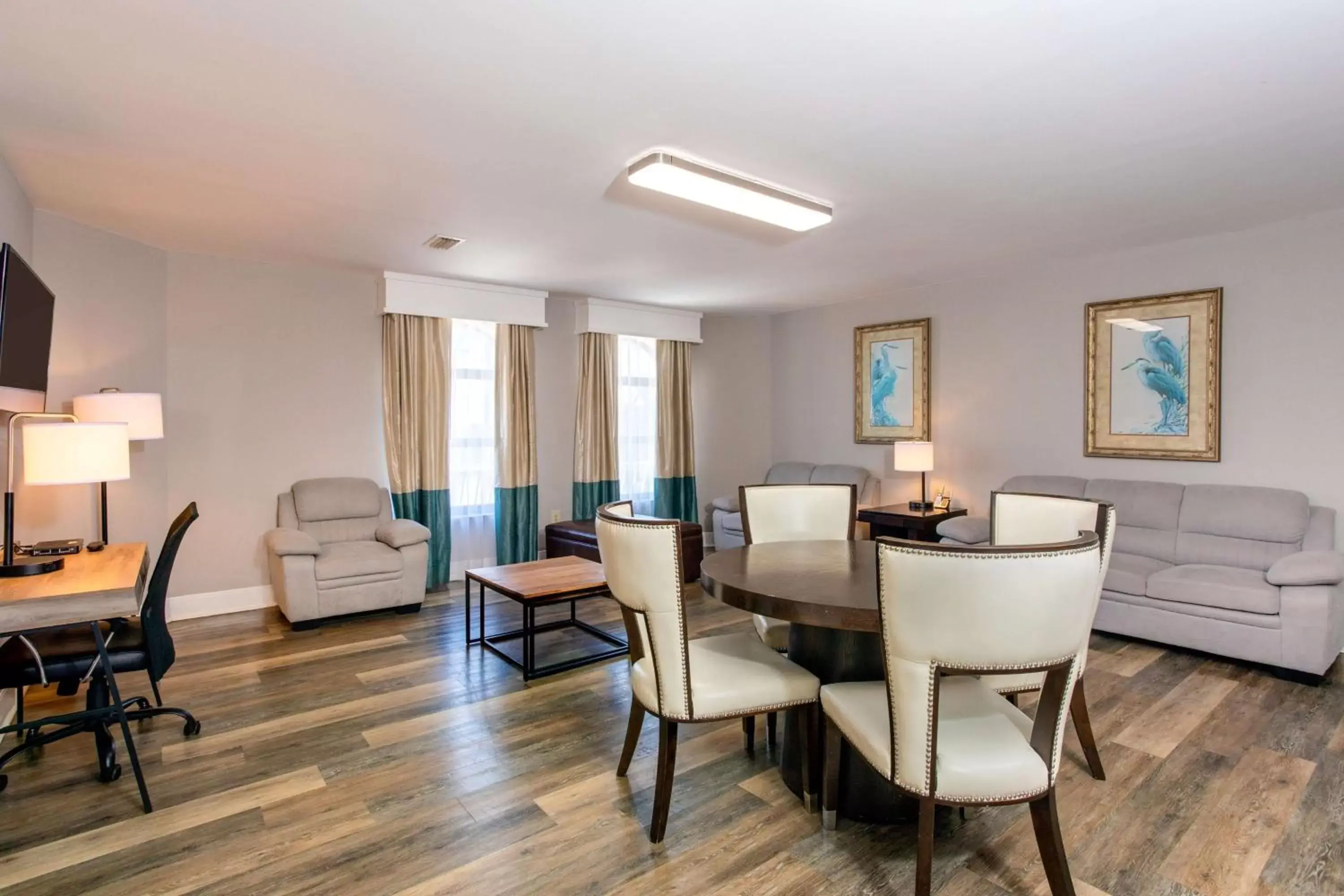 Photo of the whole room, Dining Area in Best Western St. Augustine Beach Inn